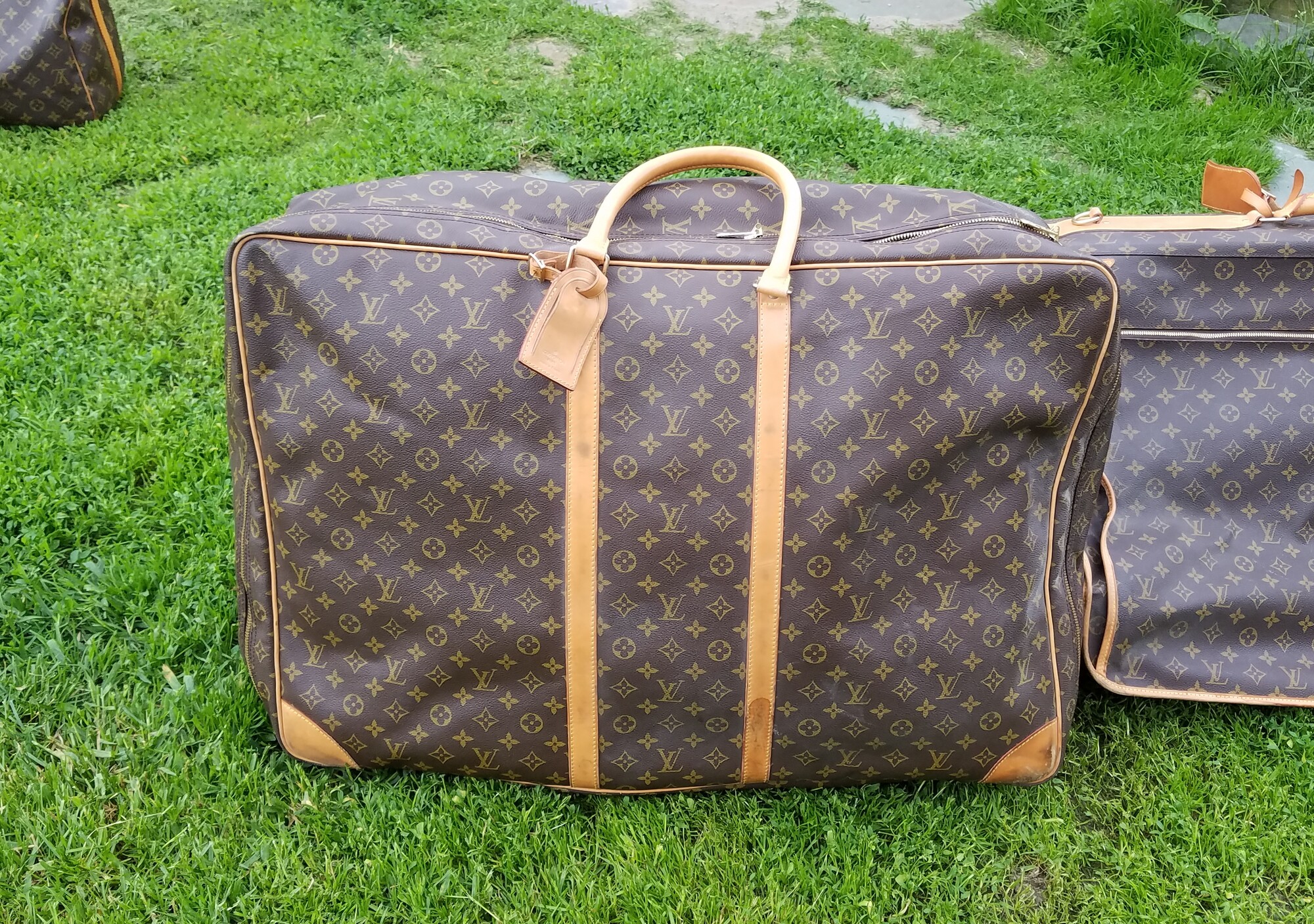 VINTAGE LOUIS VUITTON SUITCASE
CLASSIC MONOGRAM
Size: 20 X 27 X 7.7
DATE CODE SP0026
POSSIBLY MODEL
SIRIUS 70
LUGGAGE ID
LISTING WILL BE UPDATED SOON ON MODEL