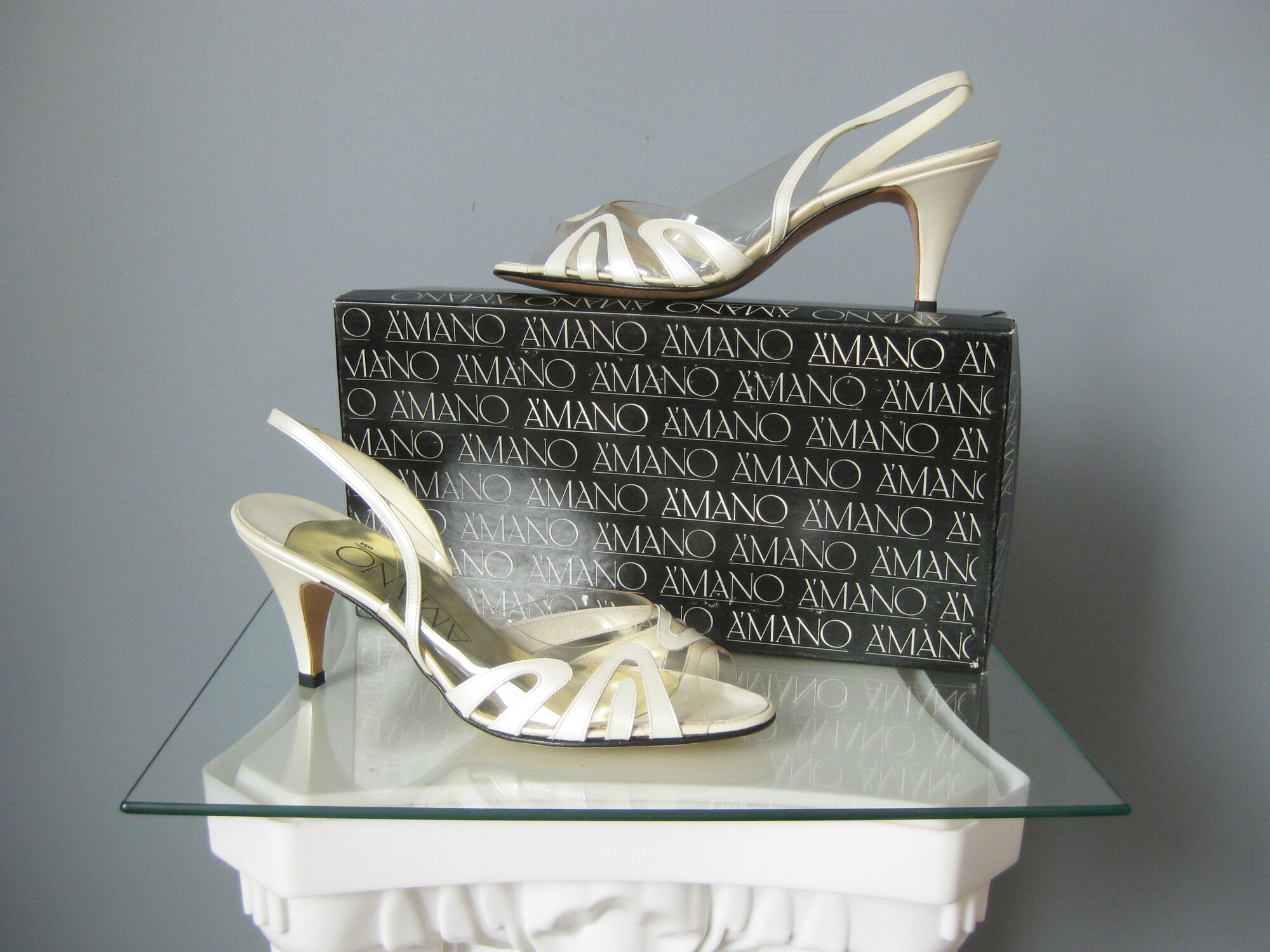 Vtg Amano Clear Slings, White, Size: 8
Sexy but subtle dressy slingbacks in white leather with a mix of clear vinyl.  By Amano, this model is called Hi Tide.
They're brand new in their orginal box.
Made in the USA
size 8
heel: 3 1/8
 Thank you for looking!
#45256