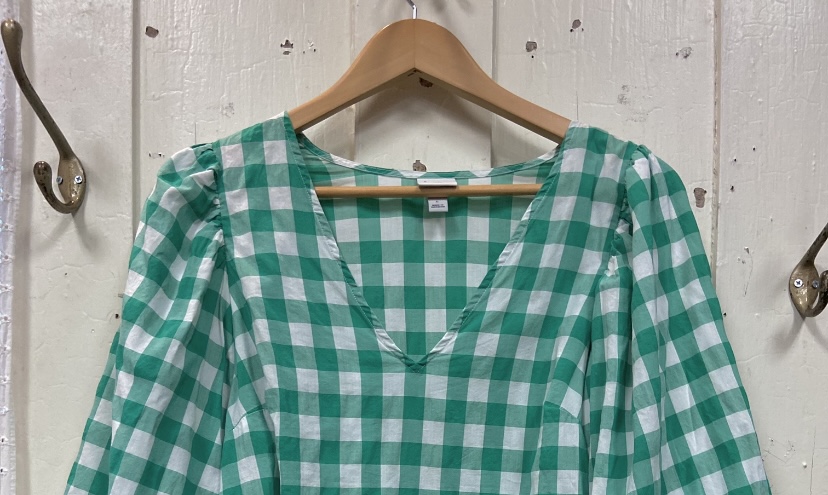 Grn Gingham Puff Slv Top
Green
Size: Large