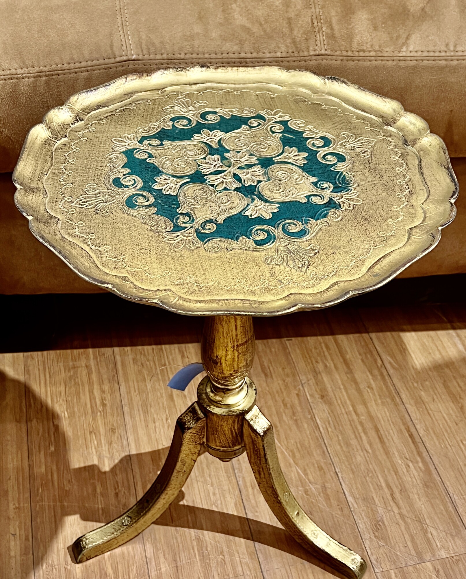 Gilt Accent Table
Size: 15x21
