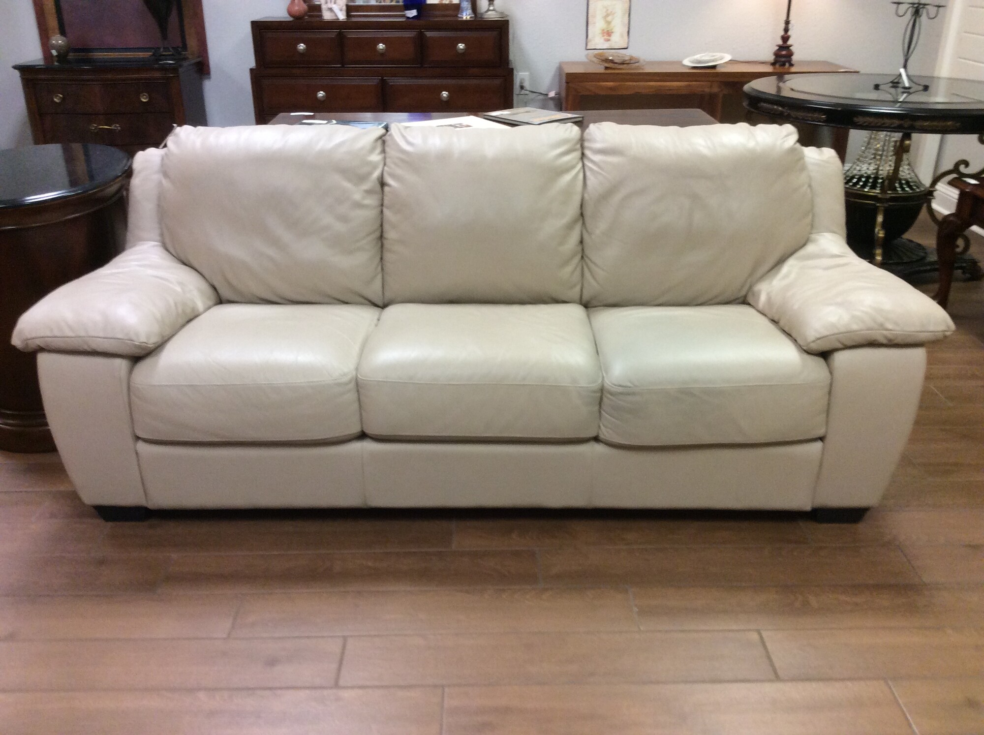 This is a very nice La Z Boy 3 seater sofa. This sofa is a tan leather and very comfortable.