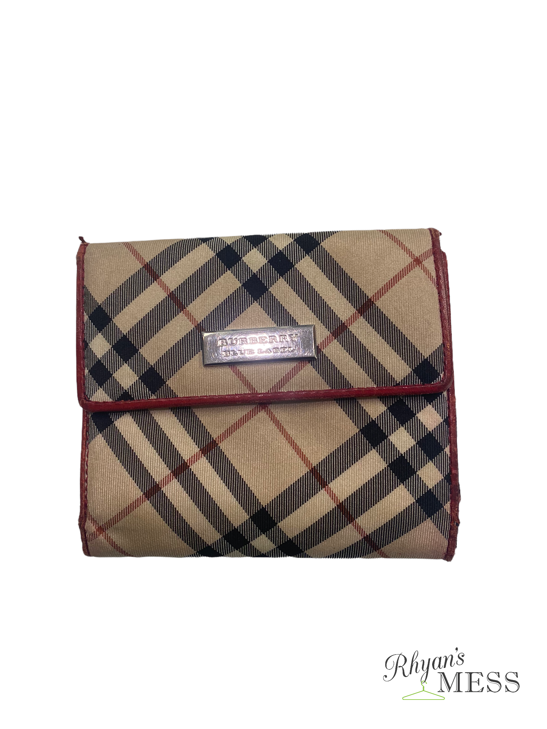 Burberry wallet
some minor scratches on inside
red leather interior
everyday wear on outside
vintage piece