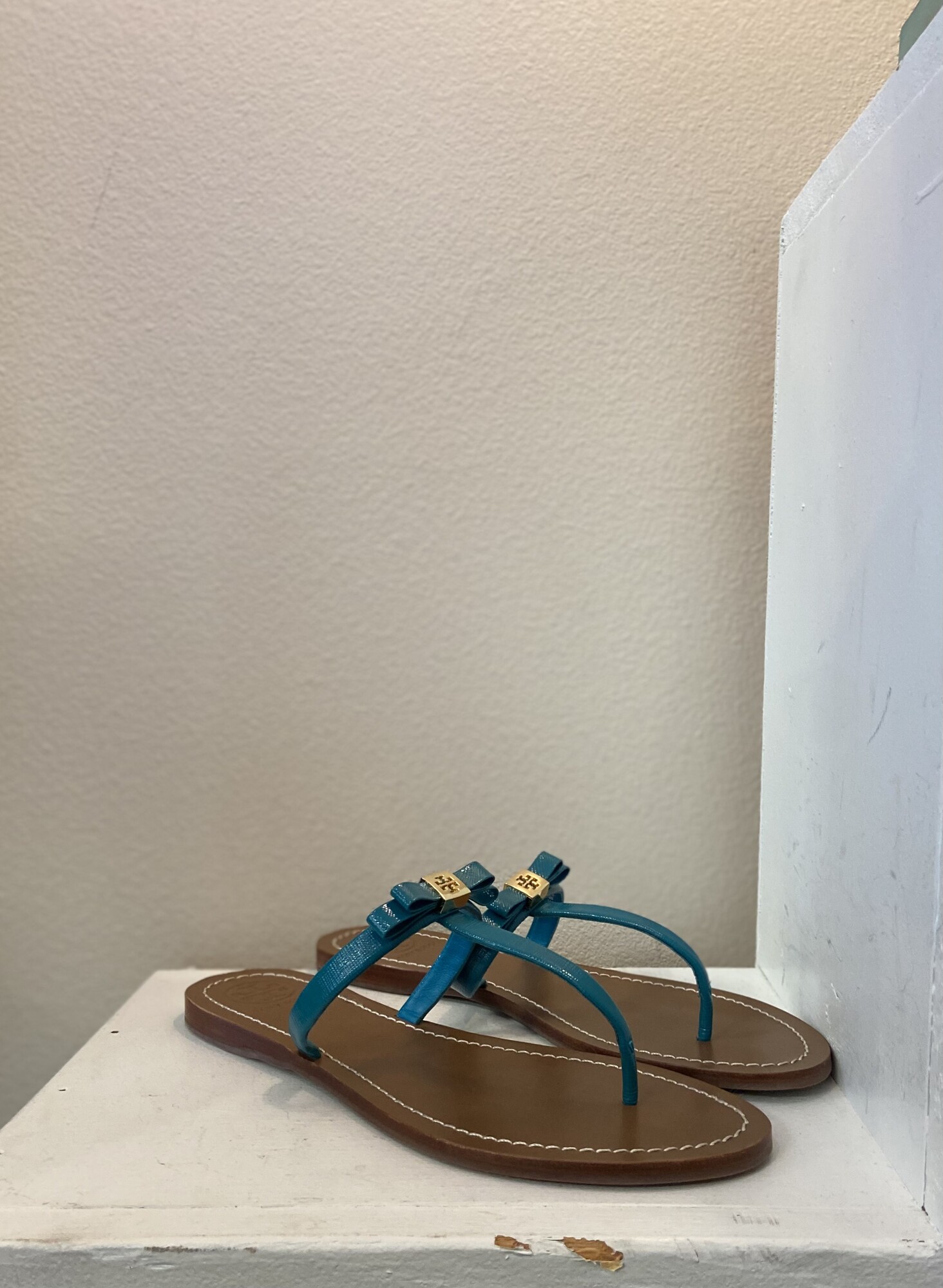NWT Teal Patent Sandal
Teal/Gld
Size: 9.5 R $150