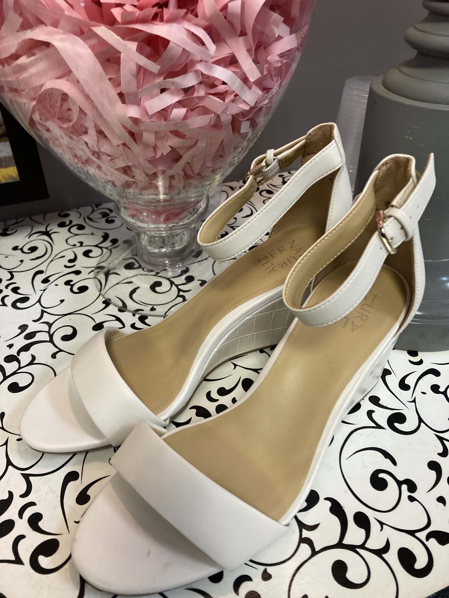 Naturalizer Wedge, Ankle strap, Ivory, Size: 9m
Maybe worn 1x!!