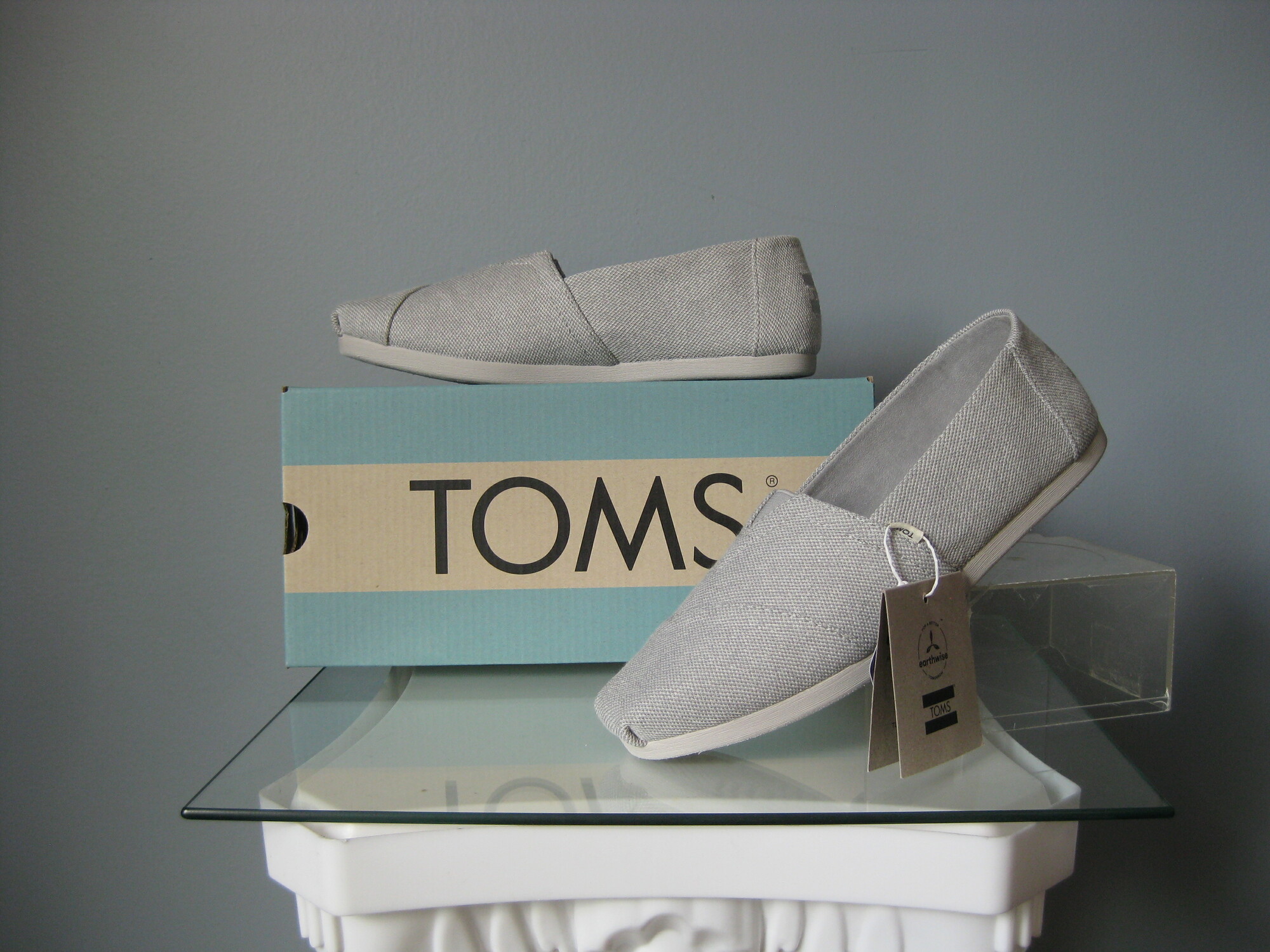 NIB Toms Alpargata, Gray, Size: 7
NEW IN BOX
Iconic TOMS casual summer shoes in Drizzle Grey

size 7
comes with original box
 thanks for looking
#50319