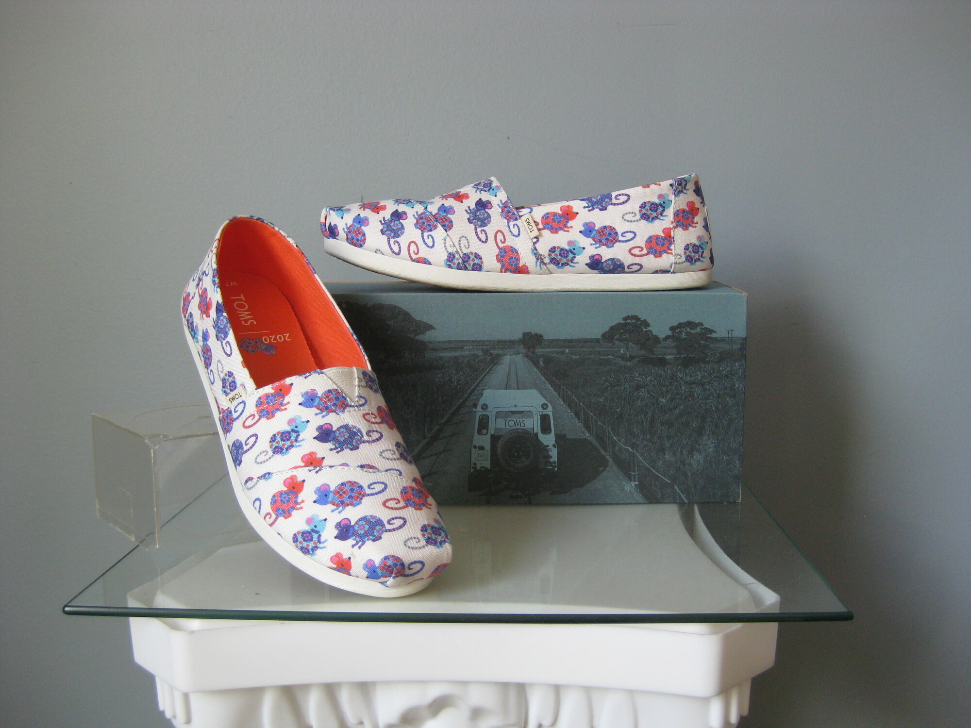 Toms Mouse Slipons, Blu/Wh, Size: 7

Iconic TOMS casual summer shoes in darling mouse print called year of the rat.
Mfr's color is Bright White
excellent condition.
size 7
comes with original box
 thanks for looking
#50316
