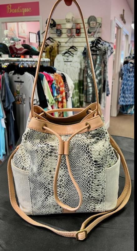 FOSSIL
In wonderful pre-owned condition, spotless!
Adjustable crossbody strap as well as shoulder strap
Drawstring shut
Two pockets on the outside
Zip pocket inside
Subtle snake print
Measures approximately 10.25 inch wide, 4.75 inch deep, 10.5 inch tall. Shoulder strap drop 11 inches