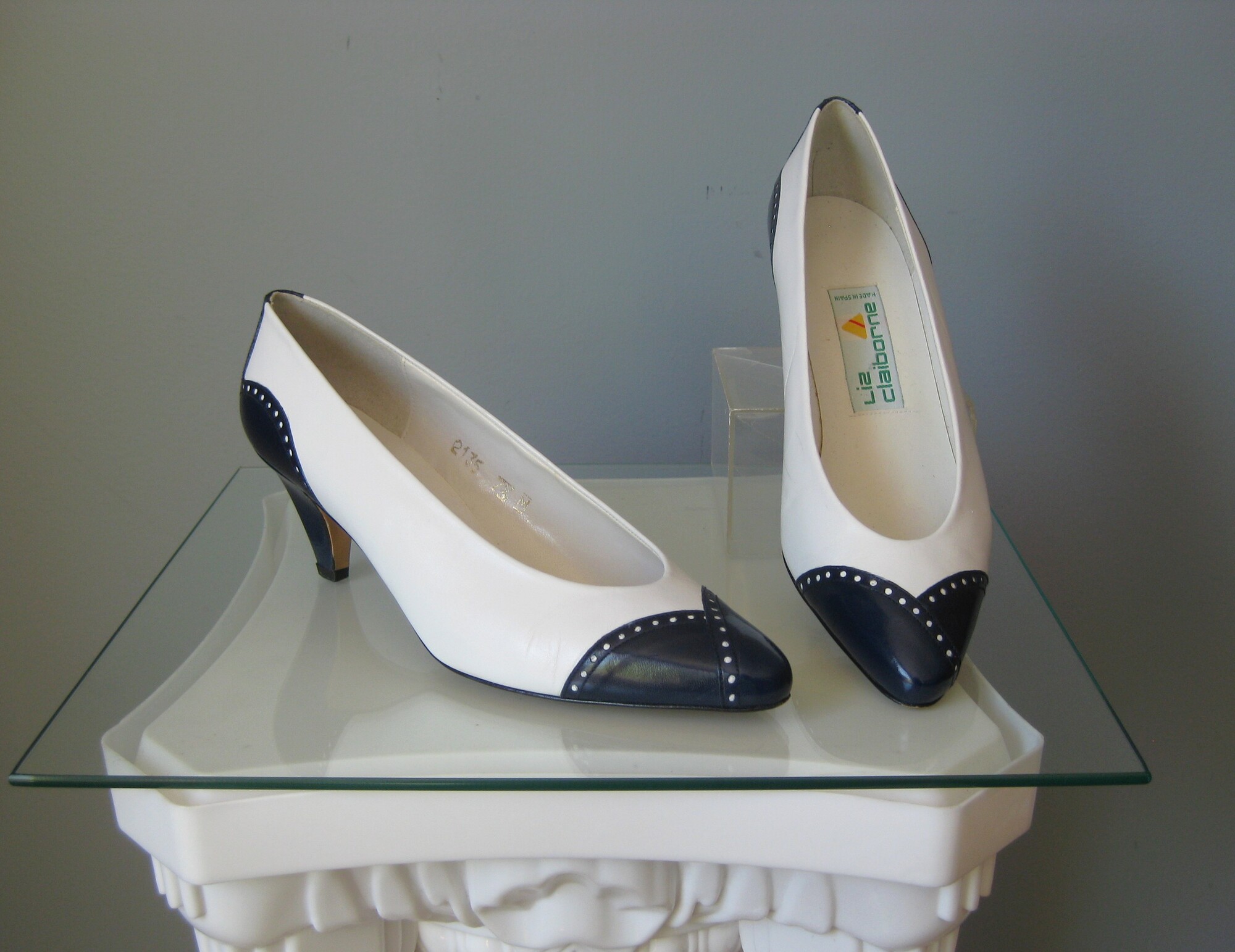 Vtg Liz Cl Spectators, Blue/wh, Size: 7.5

Vintage Liz Claiborne Navy Blue and White leather spectator pumps.
Made In Spain
Size 7.5
leather outsoles
2.5 heel
Interior length: aprox. 10
outsole width at widest point: just over 3

Amazing condition!  They were worn a few times apparently but virtually no signs on the uppers.

Thank you for looking!
#45397