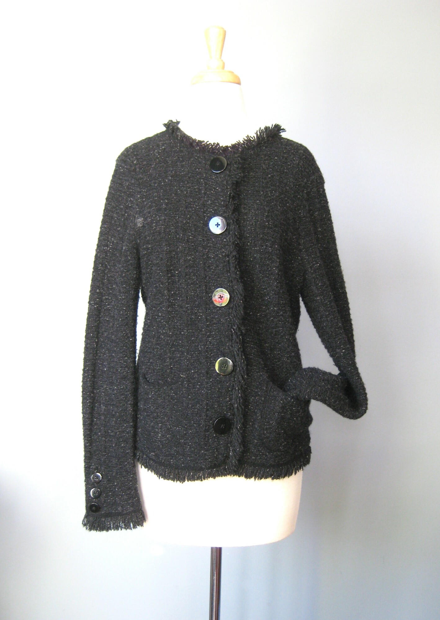 Tweed Cardigain Wool, Black, Size: Medium
You are professional, classic and expensive looking in this nice warm cardigan by an unknown maker in a wool blend tweed that includes alpaca
The colors are black gray and white
Classic styling
Works as a jacket or a top layer cardigan
fringed edges
button closure
working pockets
super comfy
Excellent condition
plenty of stretch, unlined
Here are the flat measurements, please double where appropriate:

Armpit to armpit: 19
width at hem when buttoned: 20
underarm sleeve seam: 19
Overall length: 24

Thanks for looking!
#42041