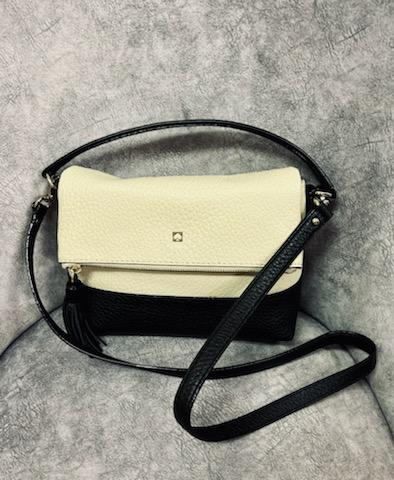 KATE SPADE
Buttermilk & Black Carmen Southport Avenue Leather Crossbody Bag
A tassel-embellished zip adds a preppy accent to this two-tone bag, while a removable crossbody strap offers hands-free convenience.
11'' W x 8'' H x 3.5'' D
3'' handle drop
20'' strap length
Outer: leather
Lining: polyester
Flap / zip closure
Interior: multifunction pockets
Removable strap
This bag is adorable and in like new condition.