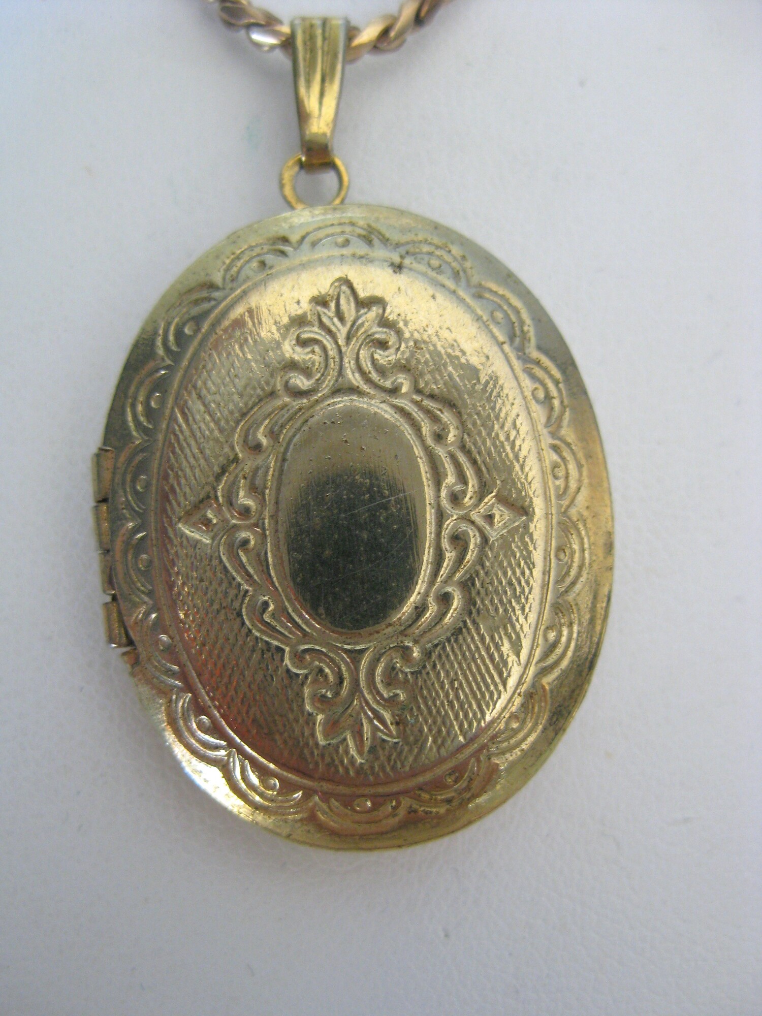 Gold Locket Gold Fill Ch, None, Size: None

Nice sized locket pendant necklace to keep tiny pictures of your special ones close to your heart.
Super gift for mothers and grandmothers.  Pretty etching on the front

Gold-tone metal locket and chain
The spring loop on the chain is marked 1/20 12 KT GF
Stays closed nice and  firmly.
Can hold two pictures

Length of chain: 14.75
Width of locket: 7/8 close , space for the pictures is about .5

Thanks for looking!

#50979