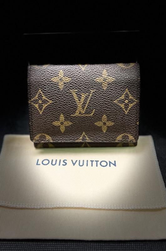 LOUIS VUITTON - VINTAGE (20 years old)
DATE CODE CA0042 (The date code indicates a production date of: April 2002 in Spain)
Brown / Monogram / Monogram Envelope Cult De Vigitte Canvas Ladies or Mens Card Holder Case/ Wallet
Comes with Certificate of Authenticity and Original Dust Cover
In incredible condition.  gently used.  no marks, rips or stains.  A great buy.  I love these little card holders for crossbody bags.  They also make great little gifts for your loved one who adores Louis Vuitton.  Grab this today because little finds like this one is not found often.