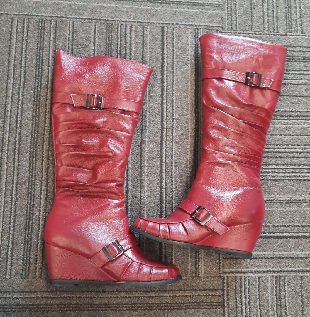Tall Wedge Boot with fuzzy warm lining, Red, Size: 38 Fits like a 7 in Great preloved condition!