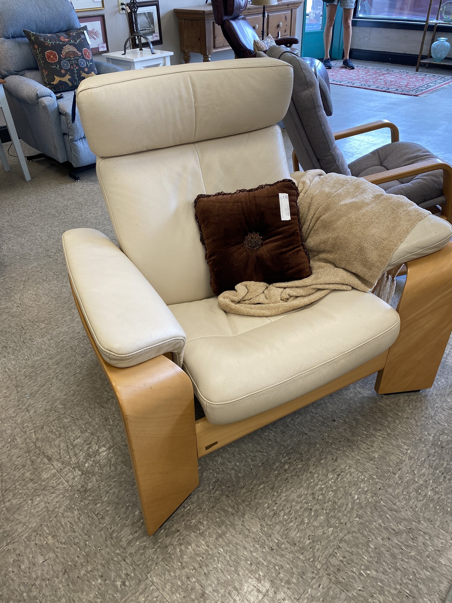 Ekornes Pegasus Chair, Off White, Size: 41x32x38 Inch