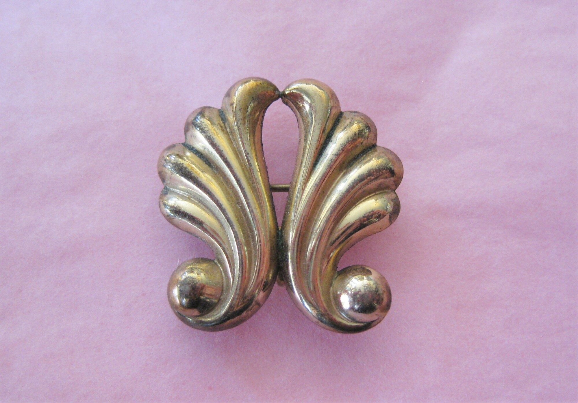 Mexican Sterling Scroll, None, Size: None

Chunky solid silver brooch made in Mexico of 925 Silver.
Signed.
Wings with a center stone in white
over 1 Oz in weight (including stone of course).

3 across

thanks for looking!
#43147
