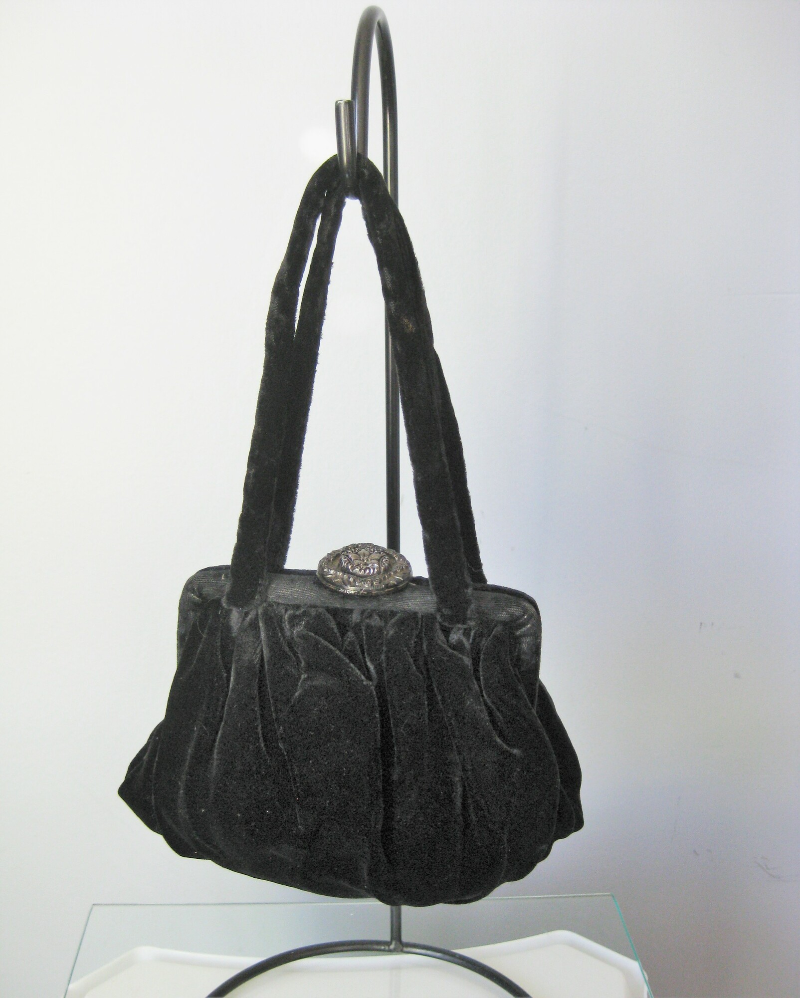 Antique Velvet Frame Clos, Black, Size: None
Simple velvet evening purse in black velvet.
Frame opens wide. Big enough to hold your phone and other essentials.
Pretty squishy shape with gorgeous statement round tilt clasp , embossed with leaves.
Two handles
Faille lining
Most phones will fit, mine is aobut 6x4 and it fits.
Great condition with a bit of shine on the velvet handles.

6.5 x 6.5 , unstructured, flat when empty

Thanks for looking!
#51103