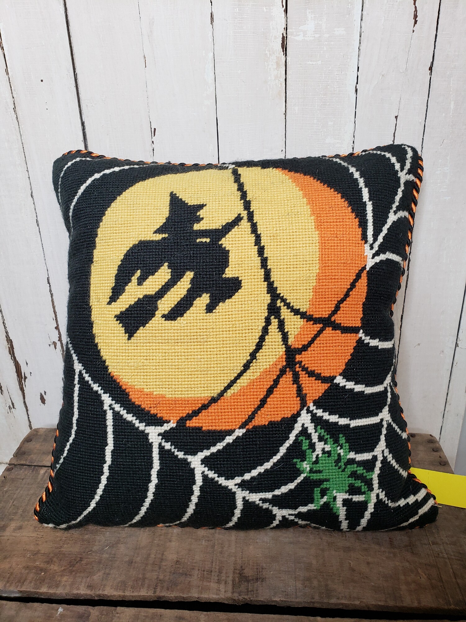 Halloween Pillow. Size: 14x14in