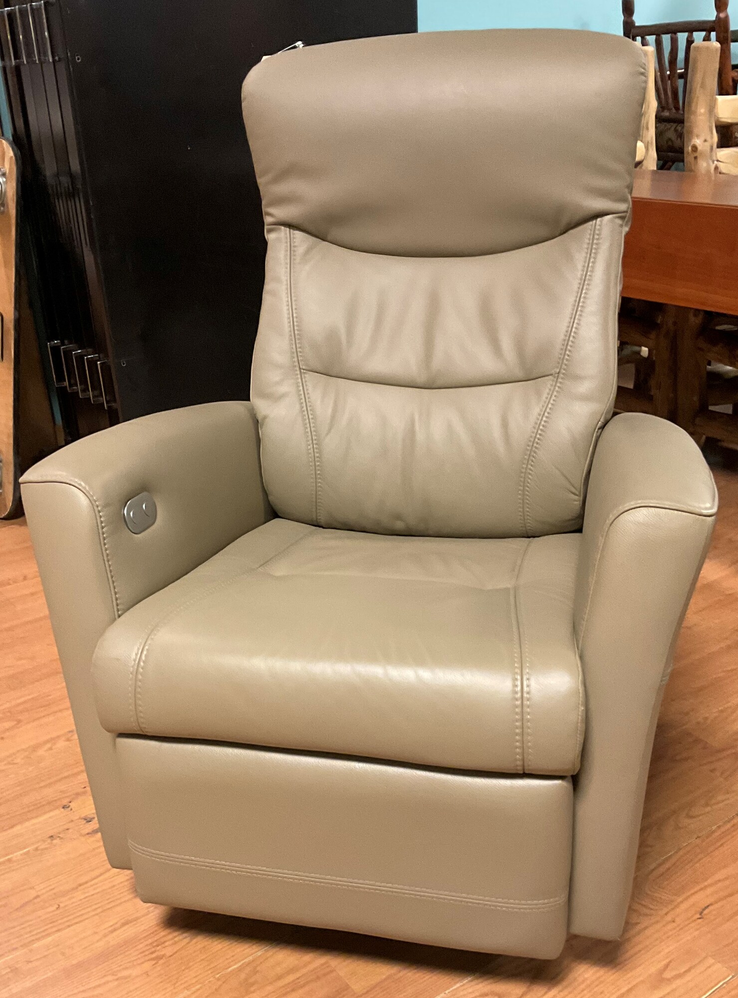 Fjords Electric Recliner
Tan, Leather
41.5in(H) 31in(W) 29in(D)
