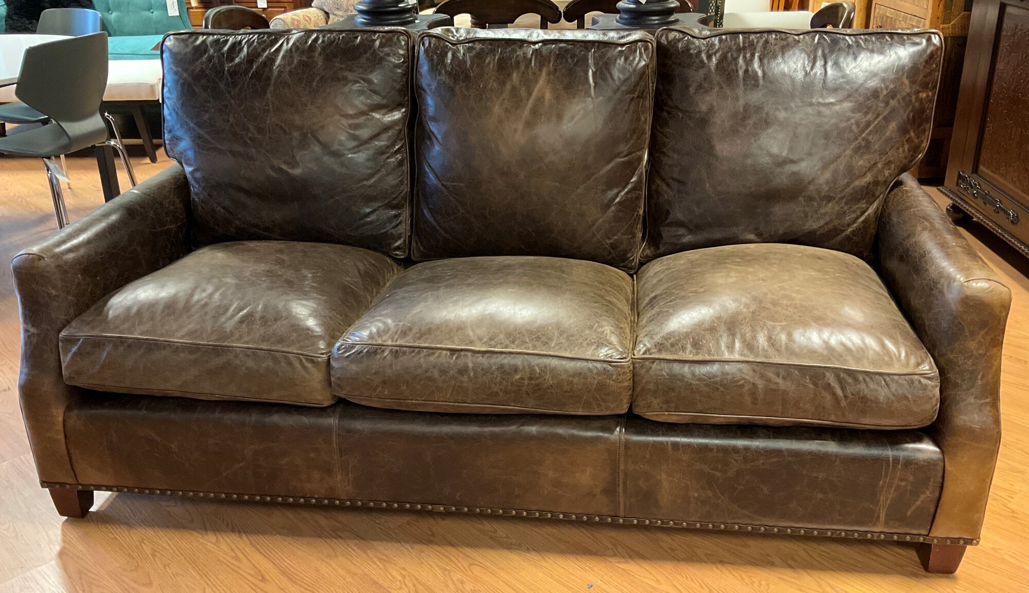 Leather Studded Sofa
Dark Brown
37in(H) 37in(D) 81in(W)