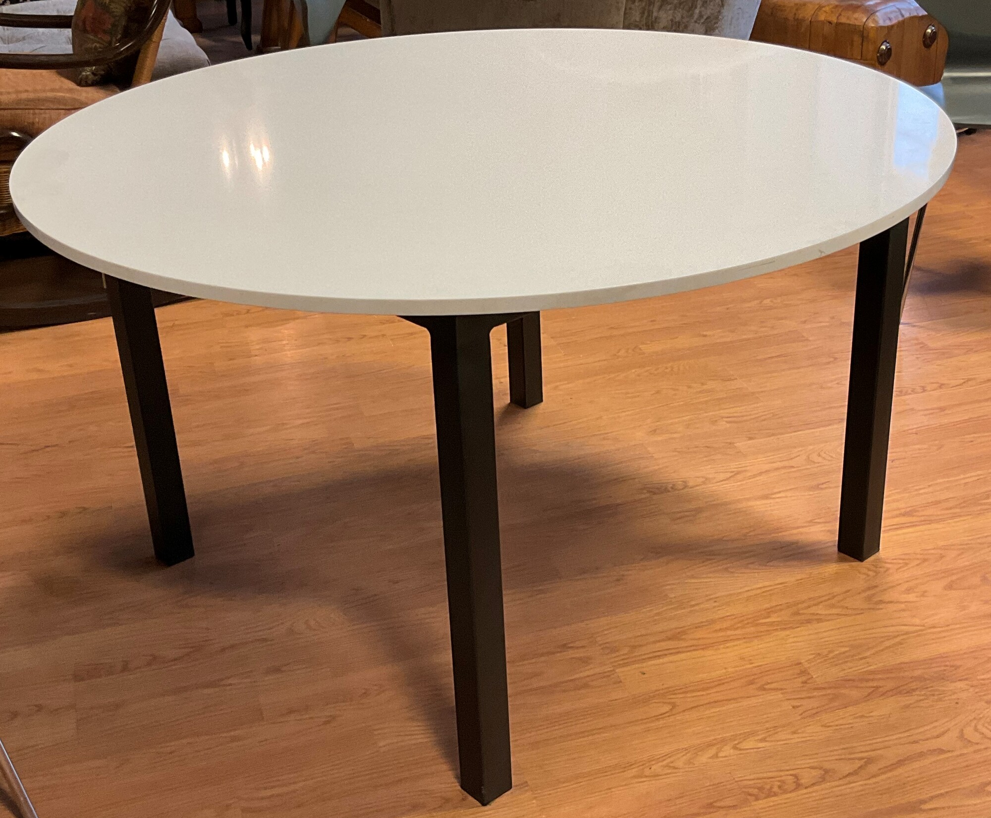 Metal Base Quartz Top Dining Table
White, Round
52 X 52 29.25in(H)