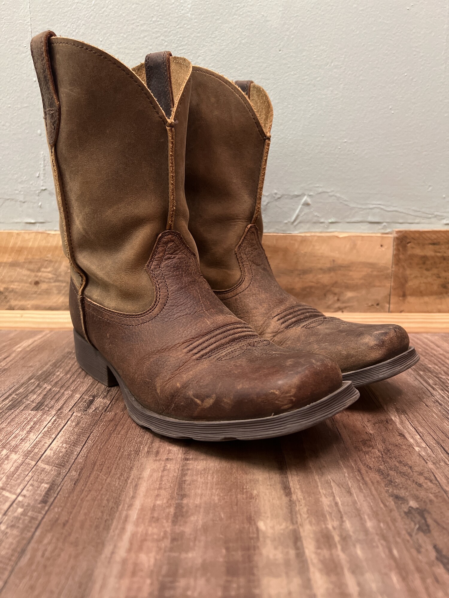 Ariat  Destressed Cowboy Boots, Brown, Size: Shoes 4