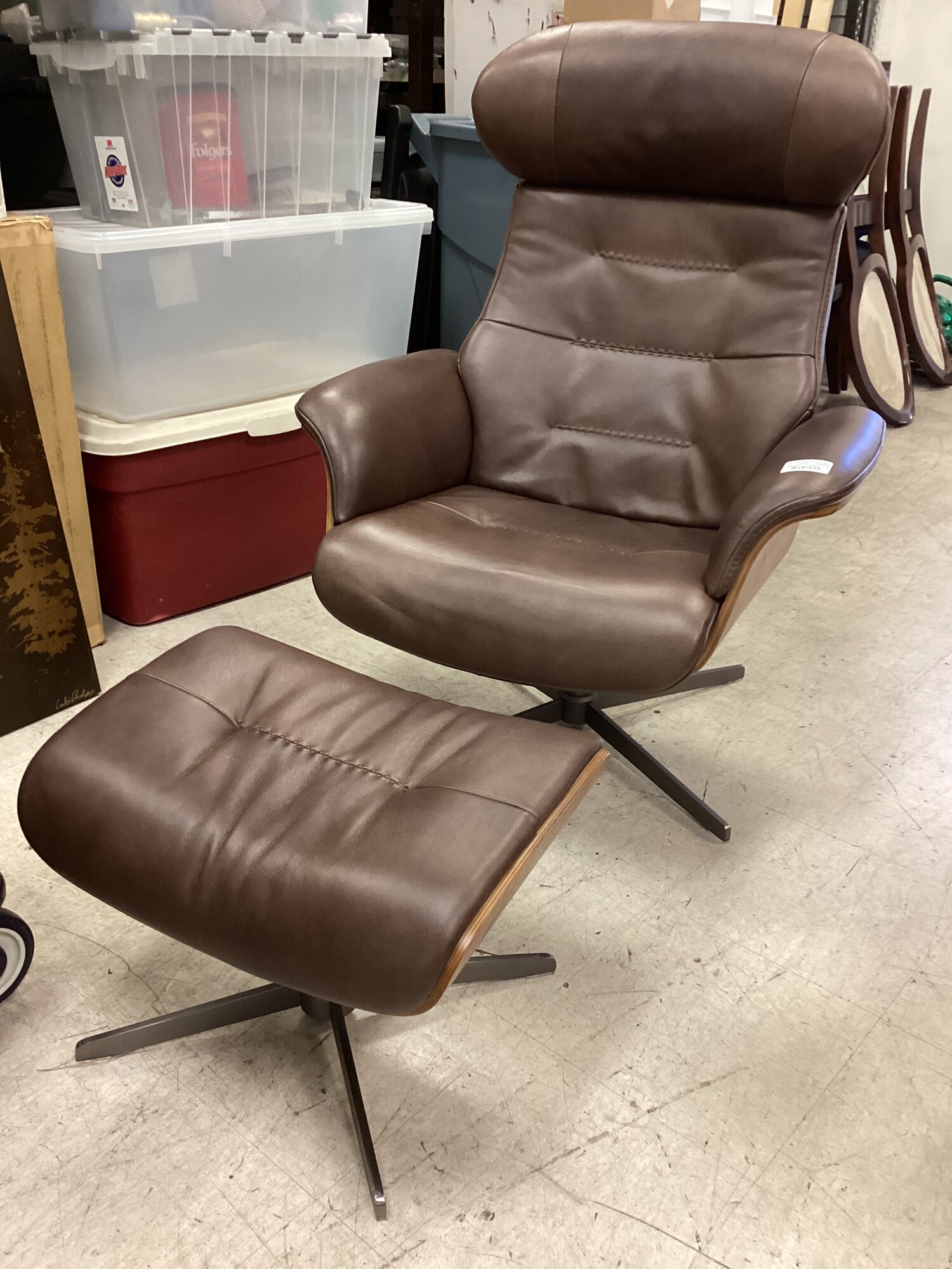 Leather  Chair W/ Ottoman, Espresso, Living Spa
31 In W
Otto= 20 In x 14 In x 15 In T