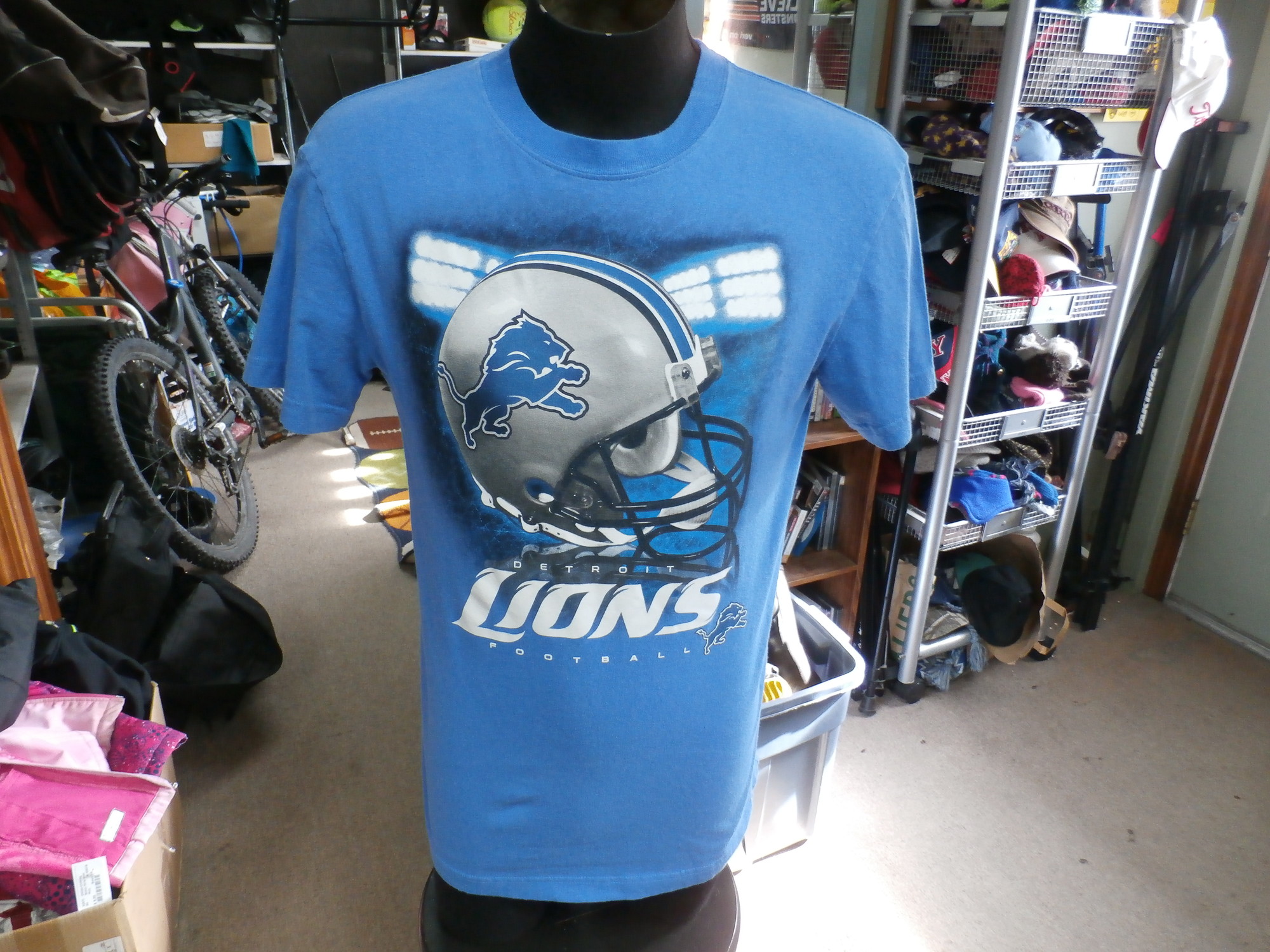 Junk Food Clothing x NFL - Detroit Lions - Team Helmet - Short Sleeve Football Fan Shirt for Men and Women - Size X-Large