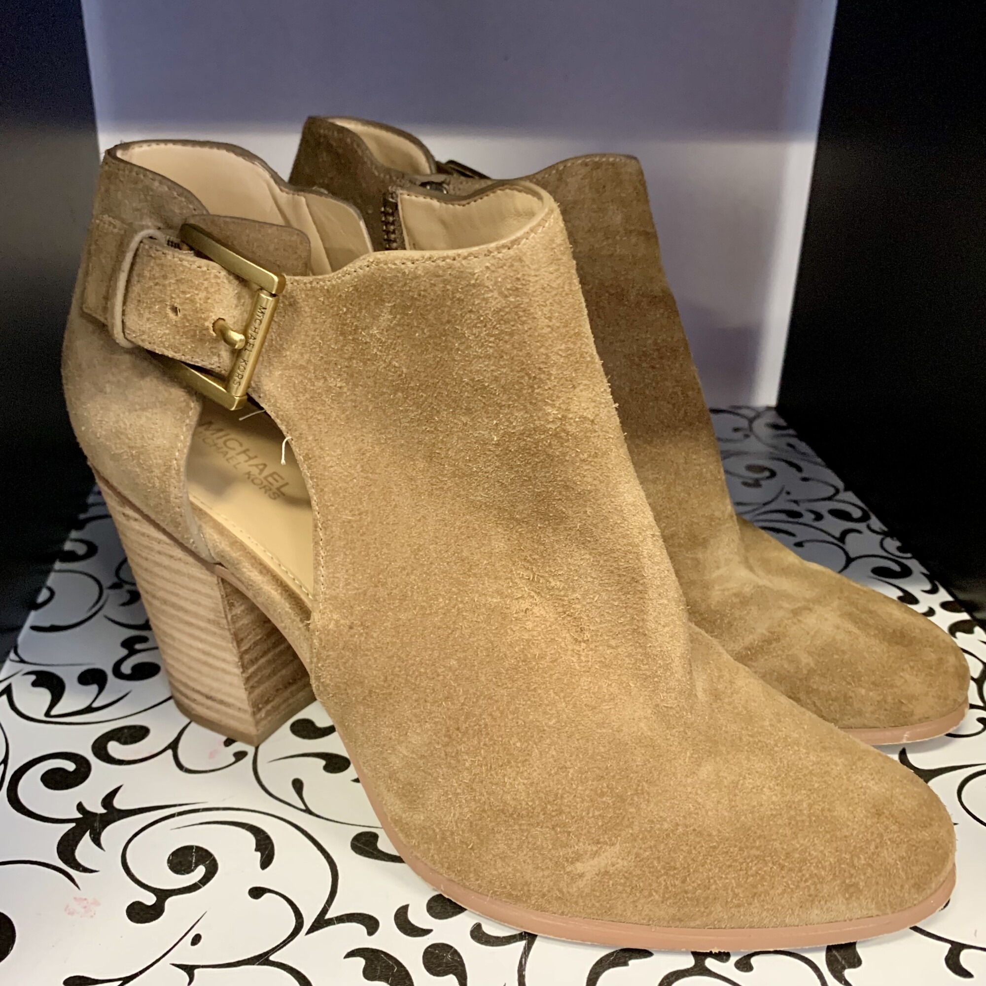Michael Kors LU Heels,
Colour: Suede Tan,
Size: 9,

Please contact the store if you want this item shipped.