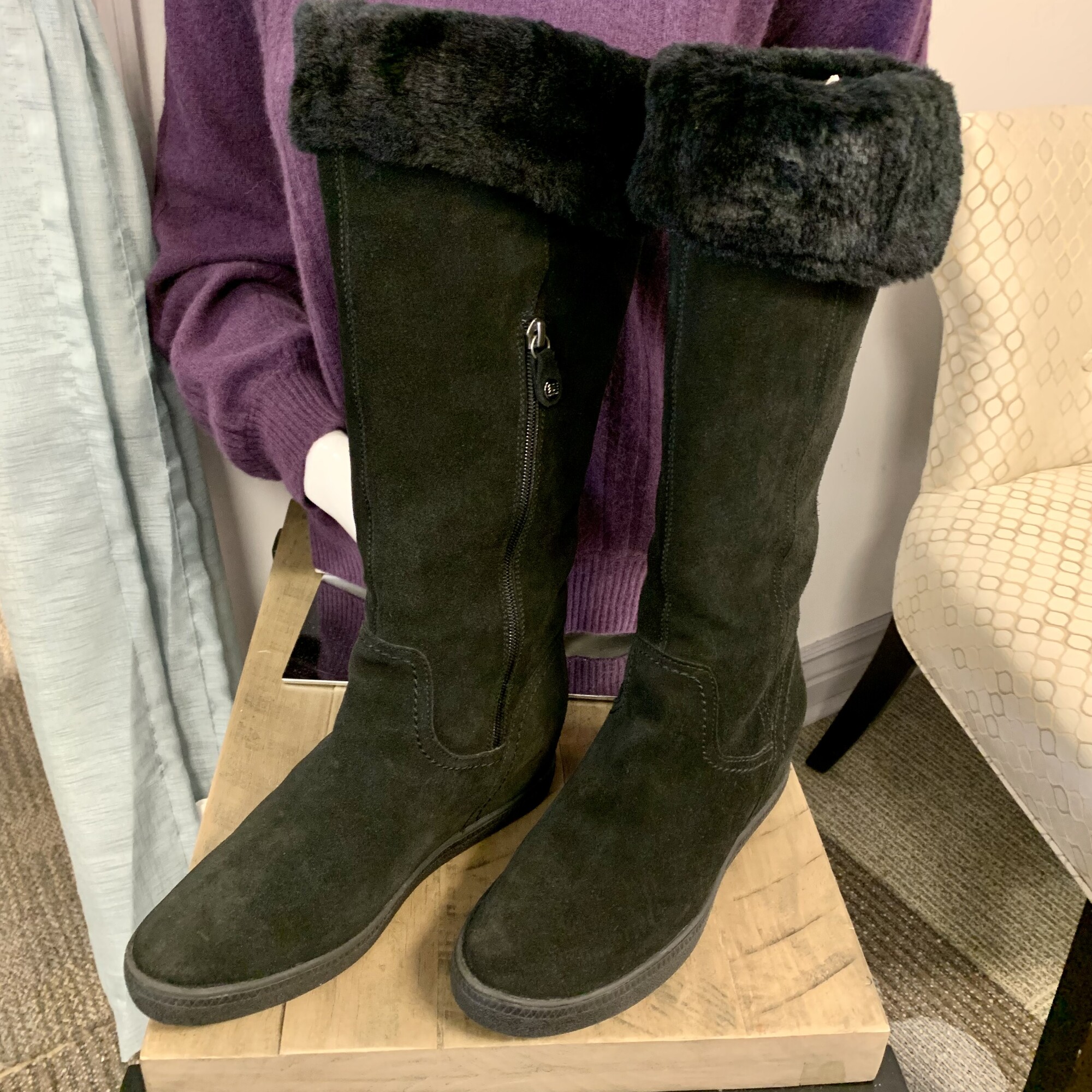 Geox Respira Tall Boots,
Colour: Black Suede,
Size: 9 / 10,
With inside - hidden - wedge
Calf: 18\"
made in Marocco,

Please contact the store if you want this item shipped.