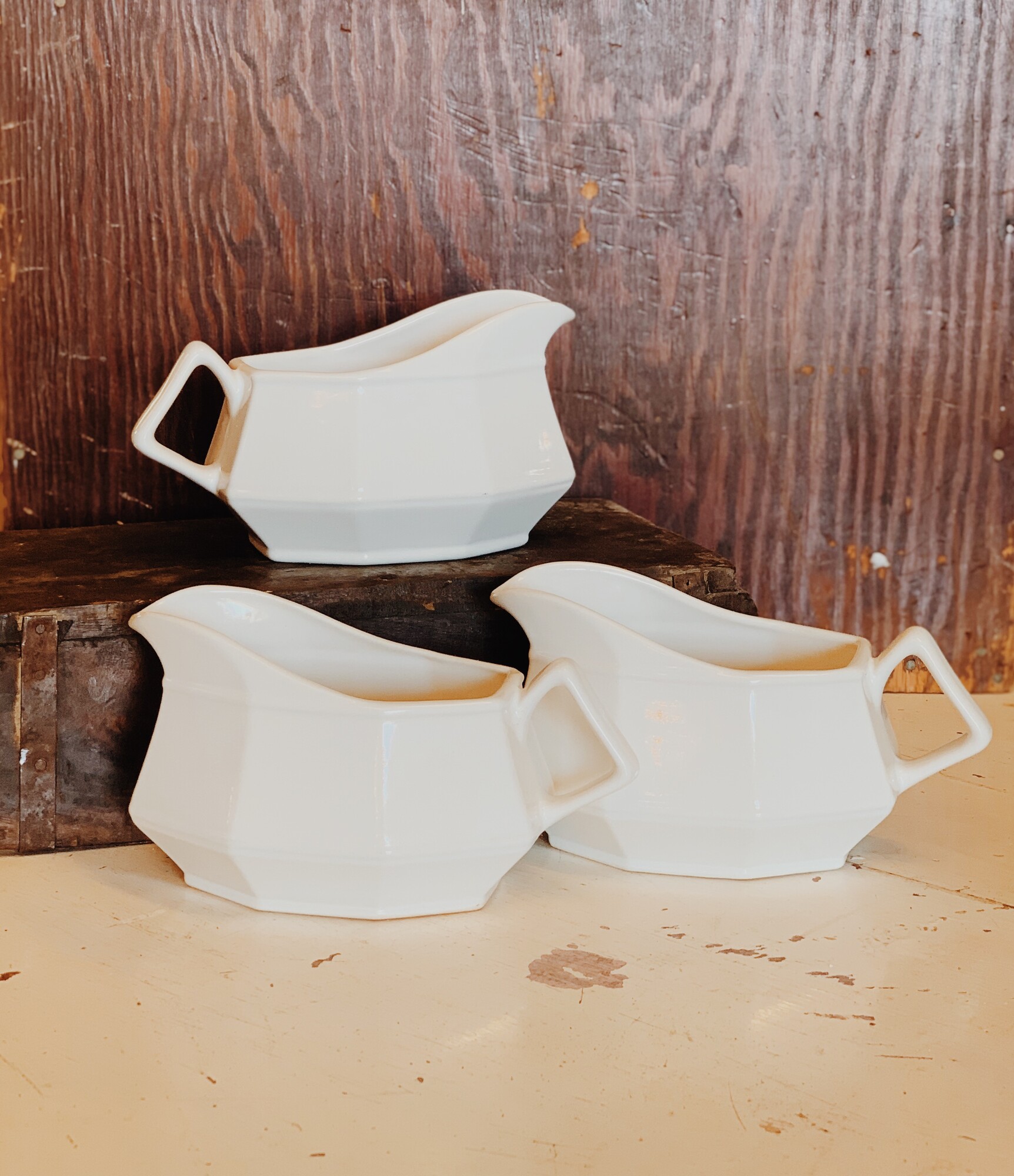 These beautiful gravy boats have a sleek design that gives them a vintage look. These are great for kitchen shelf decor, cabinet decor, or for actual serveware!

Measurements: 7.5 Inches x 3.75 Inches x 3.75 Inches