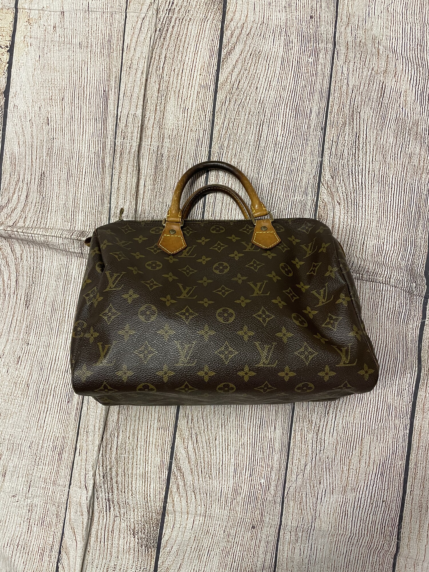 LV Louis Vuitton Monogram Speedy 30

Moderate patina at trim and handles cracking on tabs/handles, moderate spot at interior.

Good condition

11.8” (L) x 8.3” (H) x 6.7” (D)

shipping may have addtional charge for insurance.