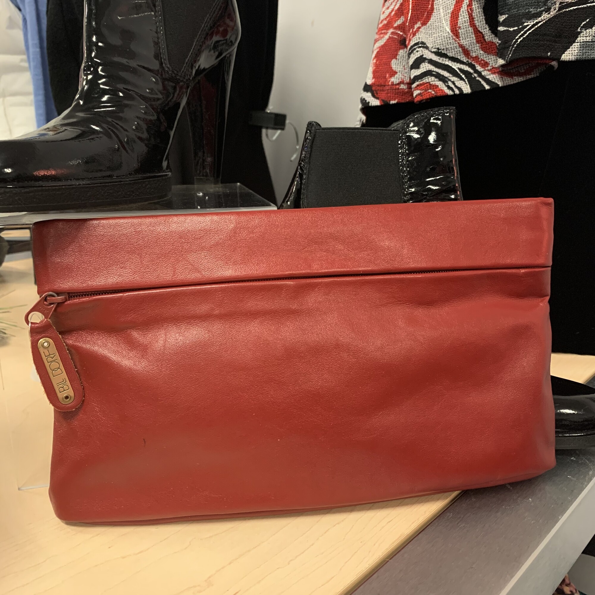 Bill Dorf Clutch + strap,
Colour: red leather
Medium,
With 2 zipper compartments