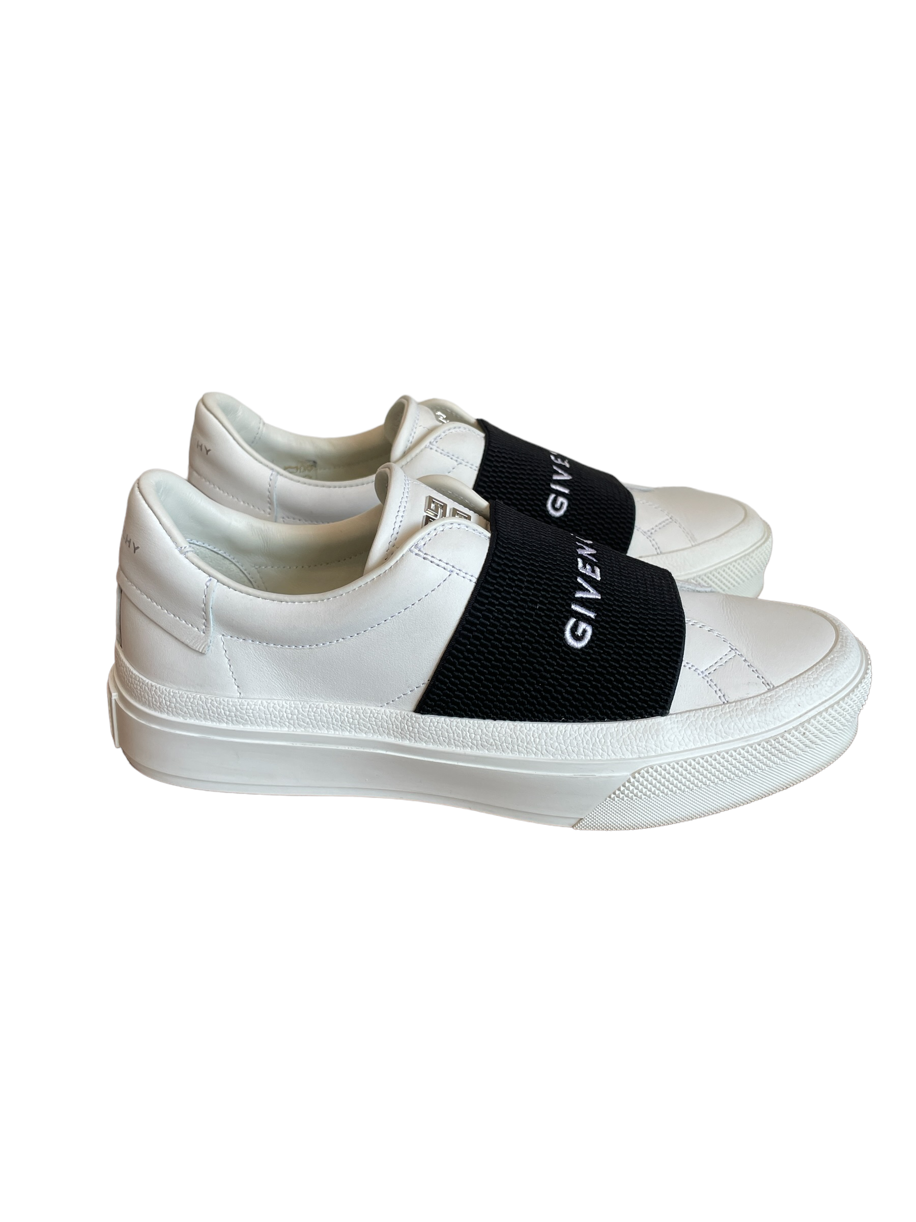 Givenchy Printed Sneaker<br />
Color: White, Black<br />
Size: 37.5