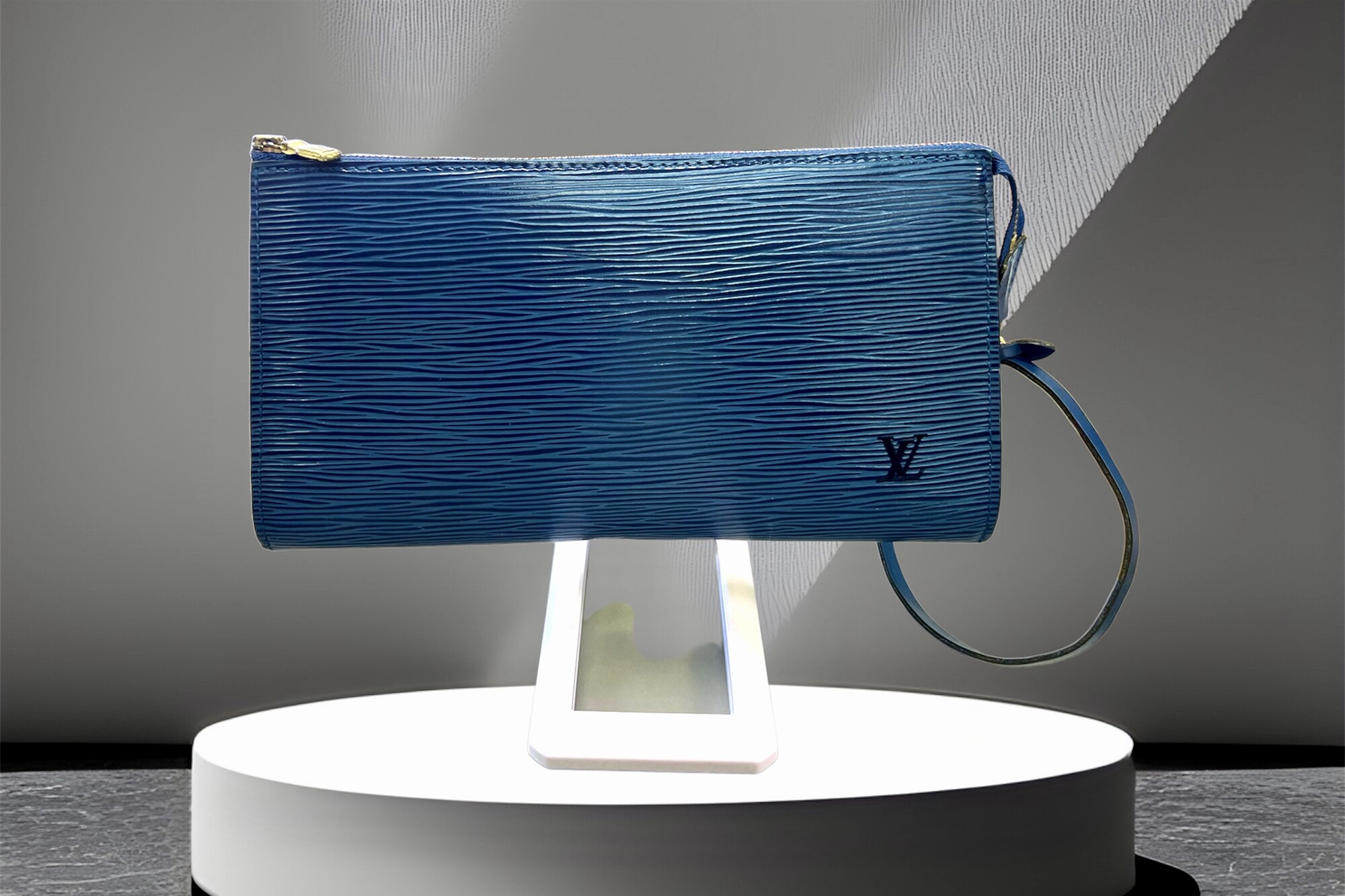 Louis Vuitton Blue Epi Leather Pochette With Logo Embossed On The Exterior, Blue Suede Lining, Gold-tone Hardware, Zipper Closure, Top Handle With A Hook (can Be Worn As A Wristlet)
Comes with CERTIFICATE OF AUTHENTICITY
Brand : Louis Vuitton
Country Of Origin : France
Type : Pochette, Pouch Epi leather
Color : Blue
Closure : Zipper
Size Hxwxd Cm : 11.5cm x 21.5cm x 2.5cm / 4.52'' x 8.46'' x 0.98'' Width Cm : 21.5 Depth Cm : 2.5
Handle Drop Cm : 14.00cm / 5.51''
Serial Number : AR1915 (date: 11 of 1995)
Condition : Used (very good - VINTAGE).   A few traces of usage
This bag is available in similar condition on Mercari for $800.00 and vestiairecollective for $762.00