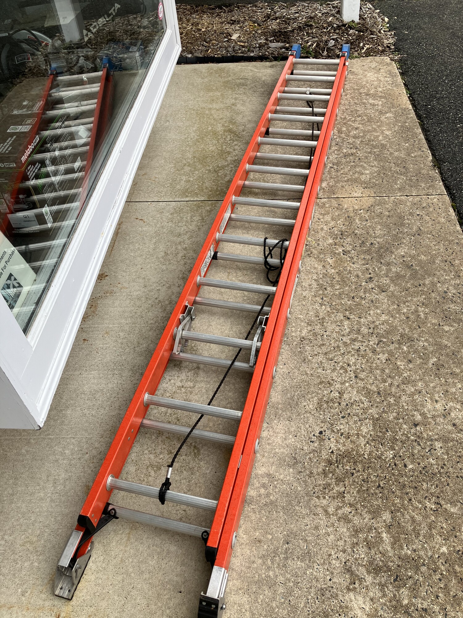 24 ft Extension Ladder, Werner, Fiberglass
Size: 300lb

Like New Condition