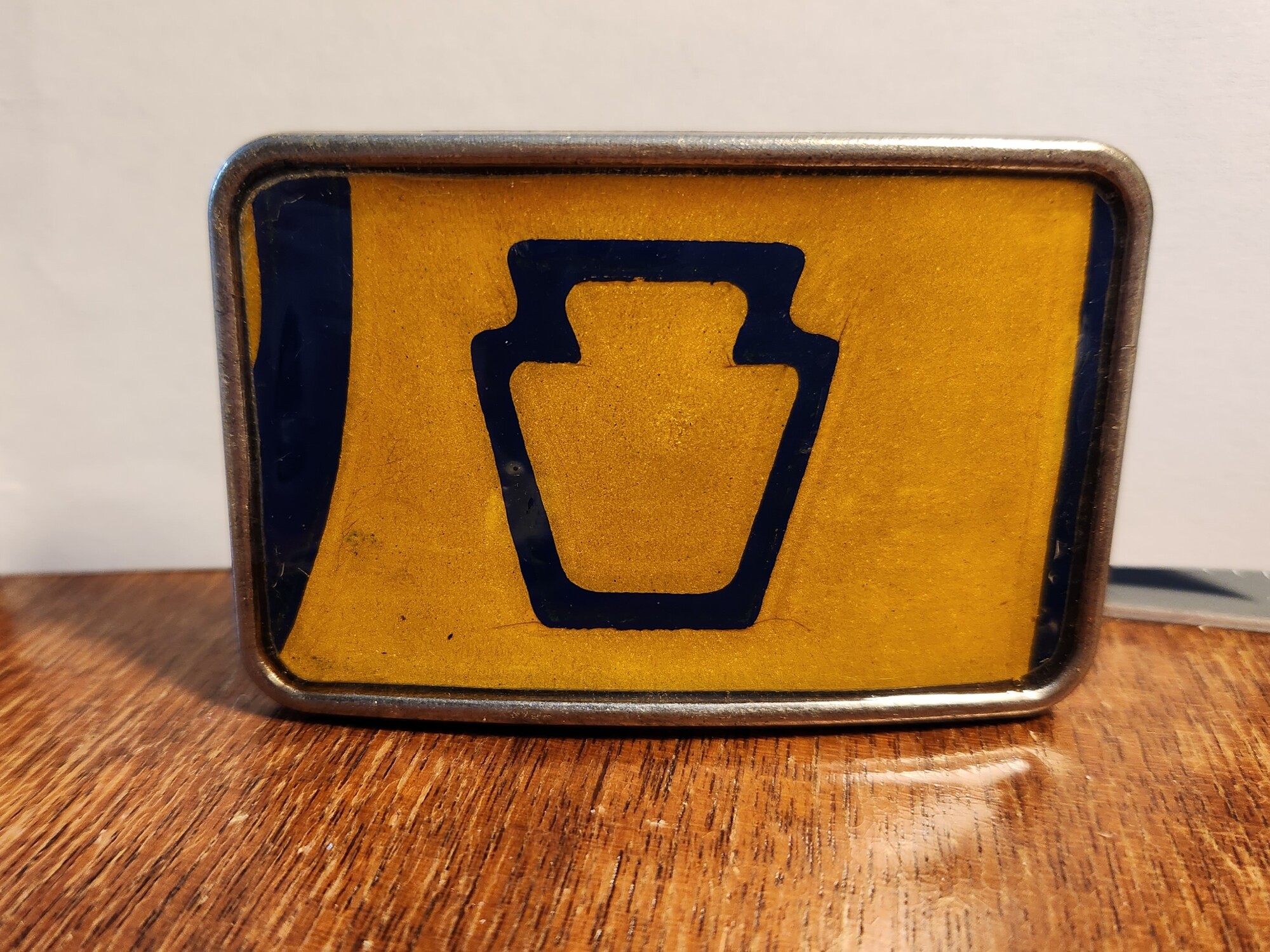Vintage License Plates have been used to make resin filled belt buckles.
Made by a local friend 10 years ago.  These have not been used and have been stored.  They are approx. 3 x 2 and roughly 1/4 thick.
The belt opening is for a 1.5 wide belt.   They are  a one of a kind find
PLATE FROM PA