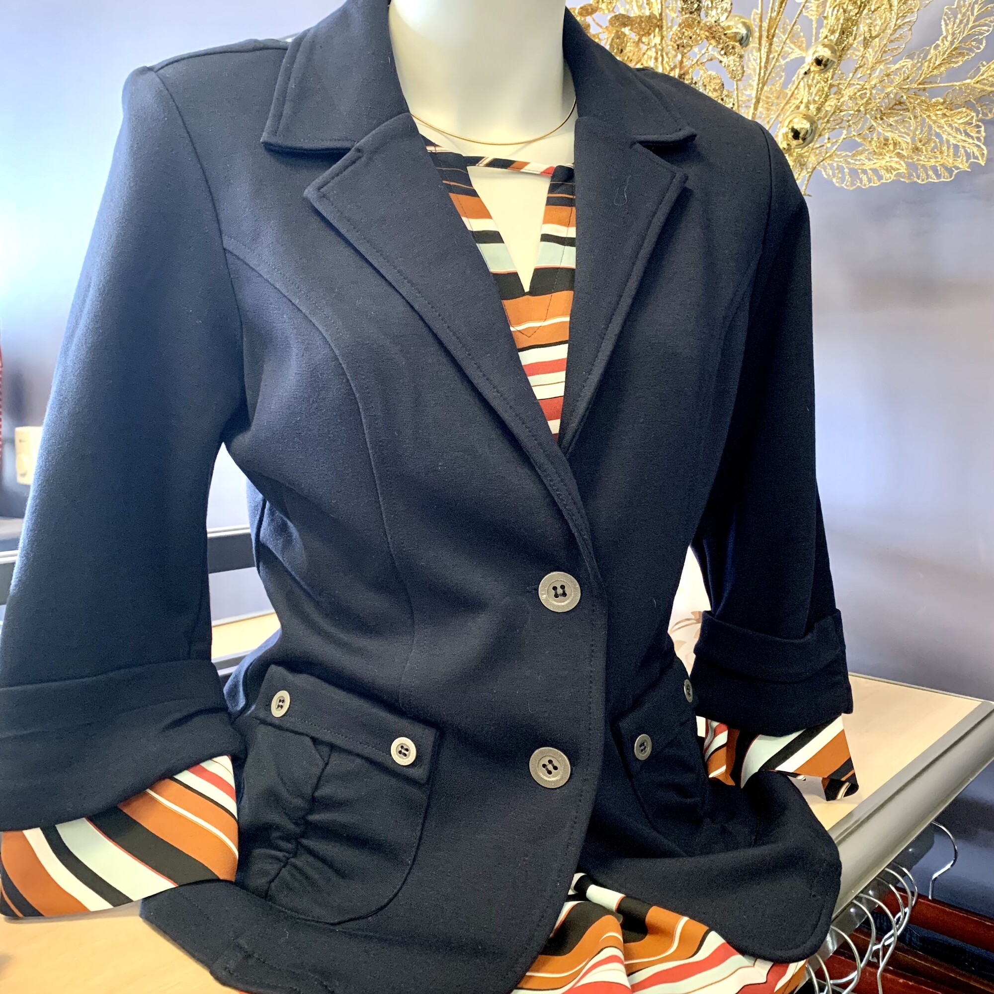Studio Mode Blazer Jersey,
Colour: Navy,
Size: Medium,
2/3 Sleeve,
Jersey Material,
Part of our winter sale