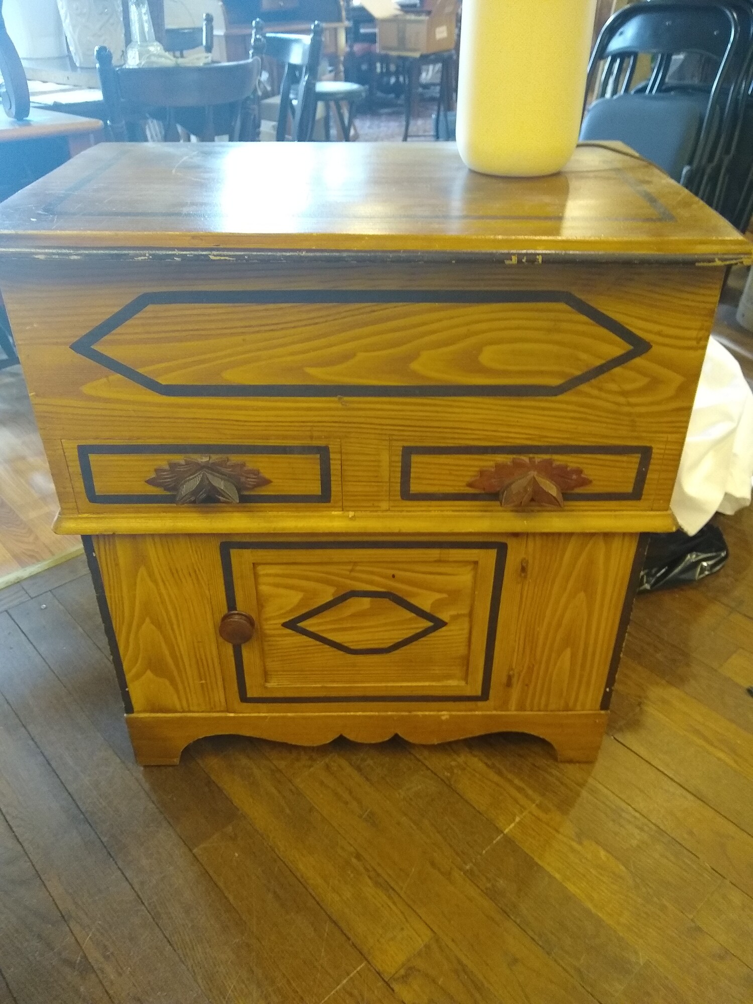 East Lake Oak Leaf Commode

Lift top with cupboard.

Size: 30 in wide X 18.5 in deep X 31 in high