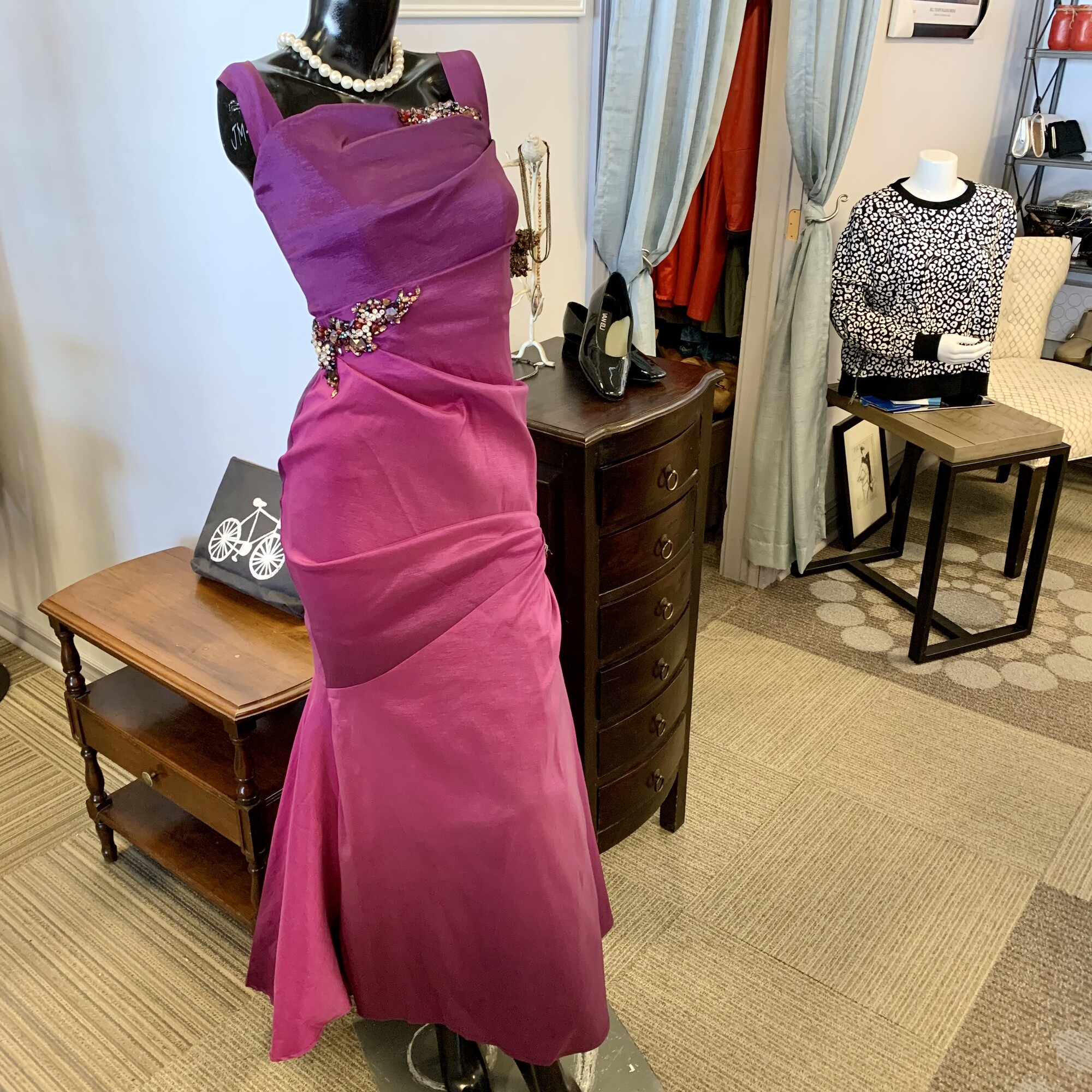 Alfabeta Gown Mermaid,
Colour; Magenta,
Size: XSmall,
Armpit to Armpit; 15\" ,

Please contact the store if you want this item shipped,