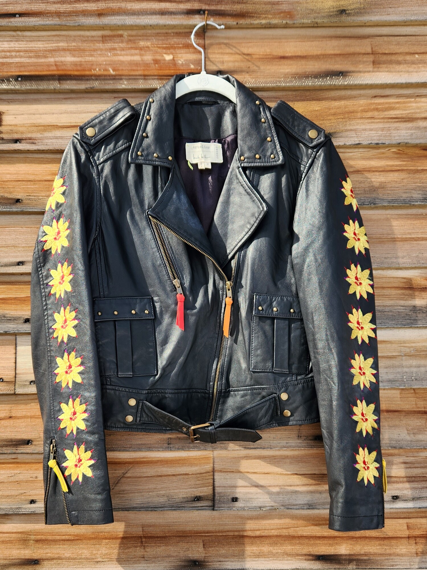 A classic Nicole Miller Artelier Leather Moto Jacket
Black Biker style Jacket Embellished with Flowers and Studs
Zipper Sleeve, two flap pockets - one zipper pocket
Size Small
Pit to Pit 19.5 inches
Pit down sleeve 19 inches
Waist 17 inches across
Pit down to wait 12 inches
RARE FIND
RETAIL $900
LIKE NEW