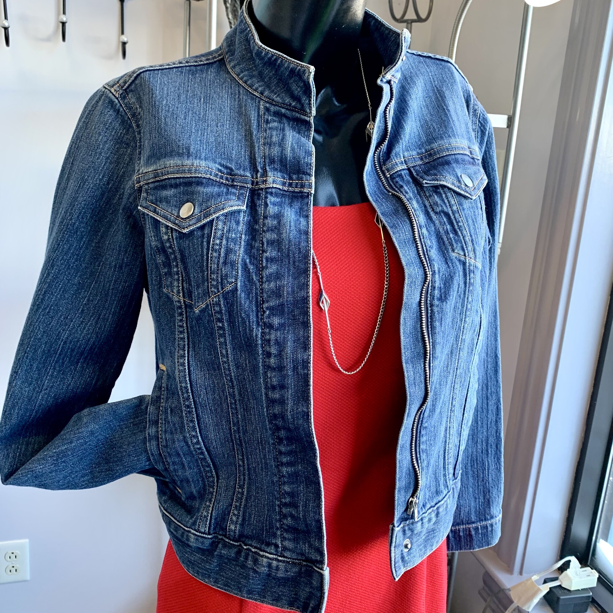 Banana R Jacket Denim,
Colour:  Blue,
Size: Small,
With zipper detail in the sleeve,