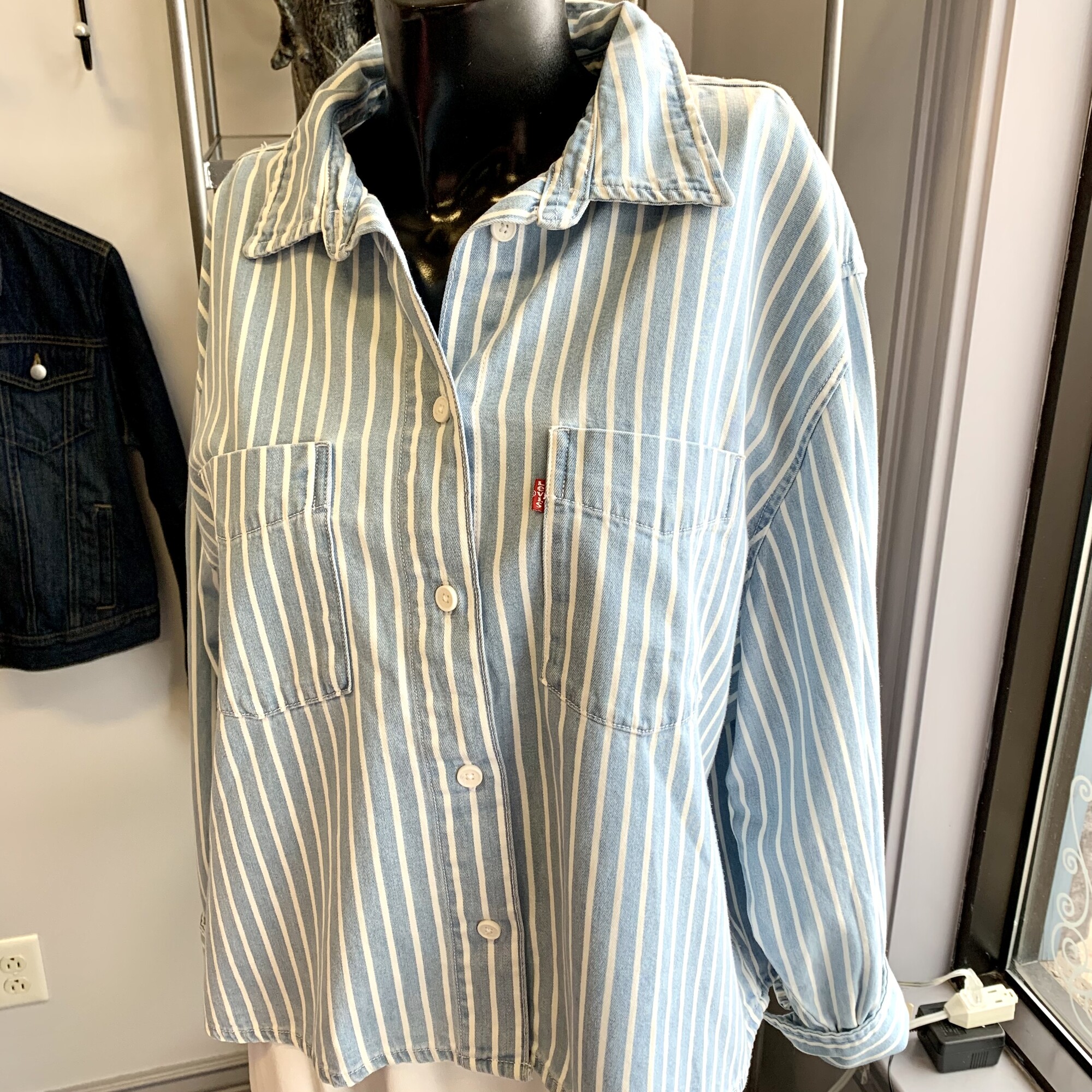 Levis Shirt Striped,
Colour: Blue and white,
Size: Medium,
Shorter model to wear loose,