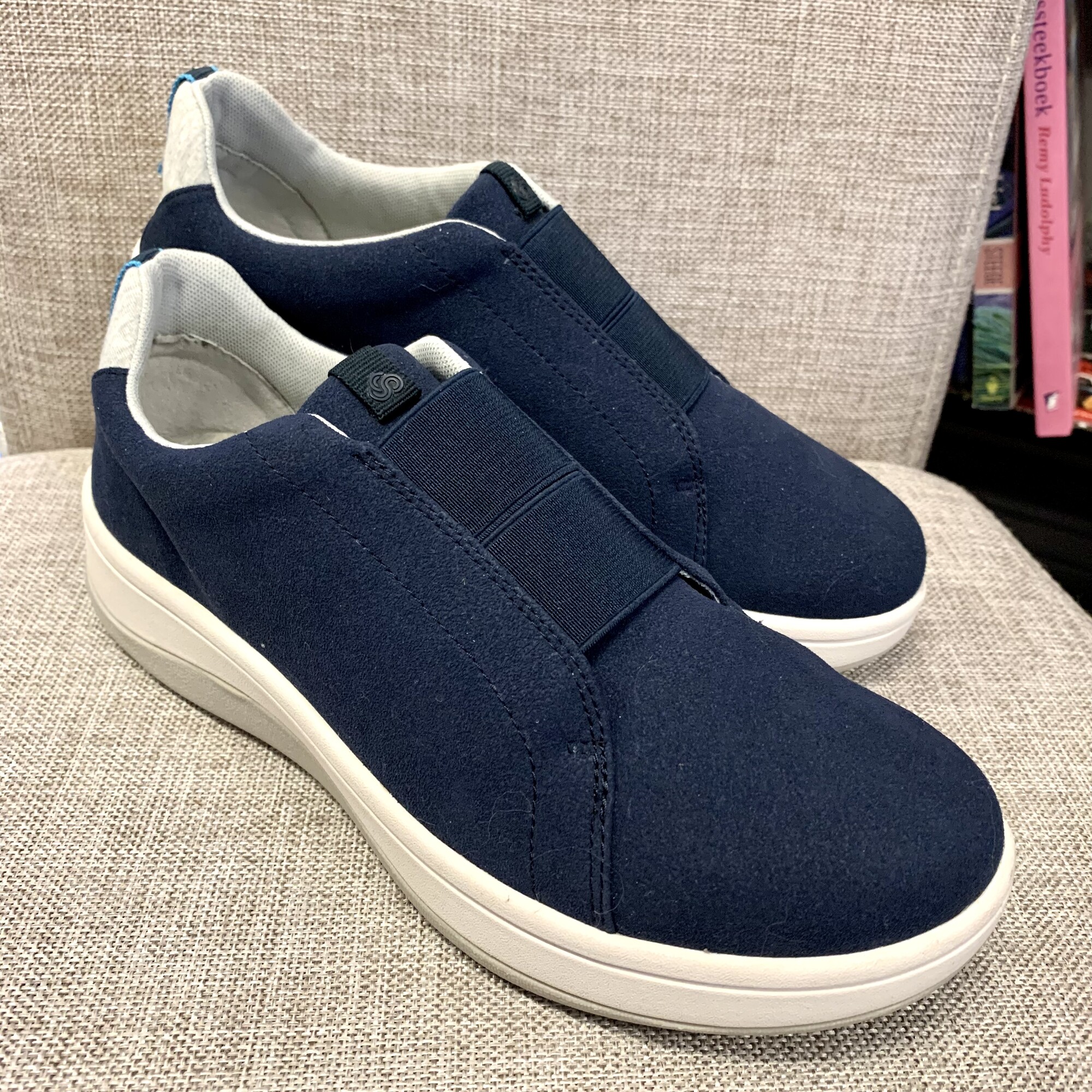 Clarks Cloudsteppers New,
Colour: Navy,
Size: 7.5,
Come with Box.

Please contact the store if you want this item shipped.