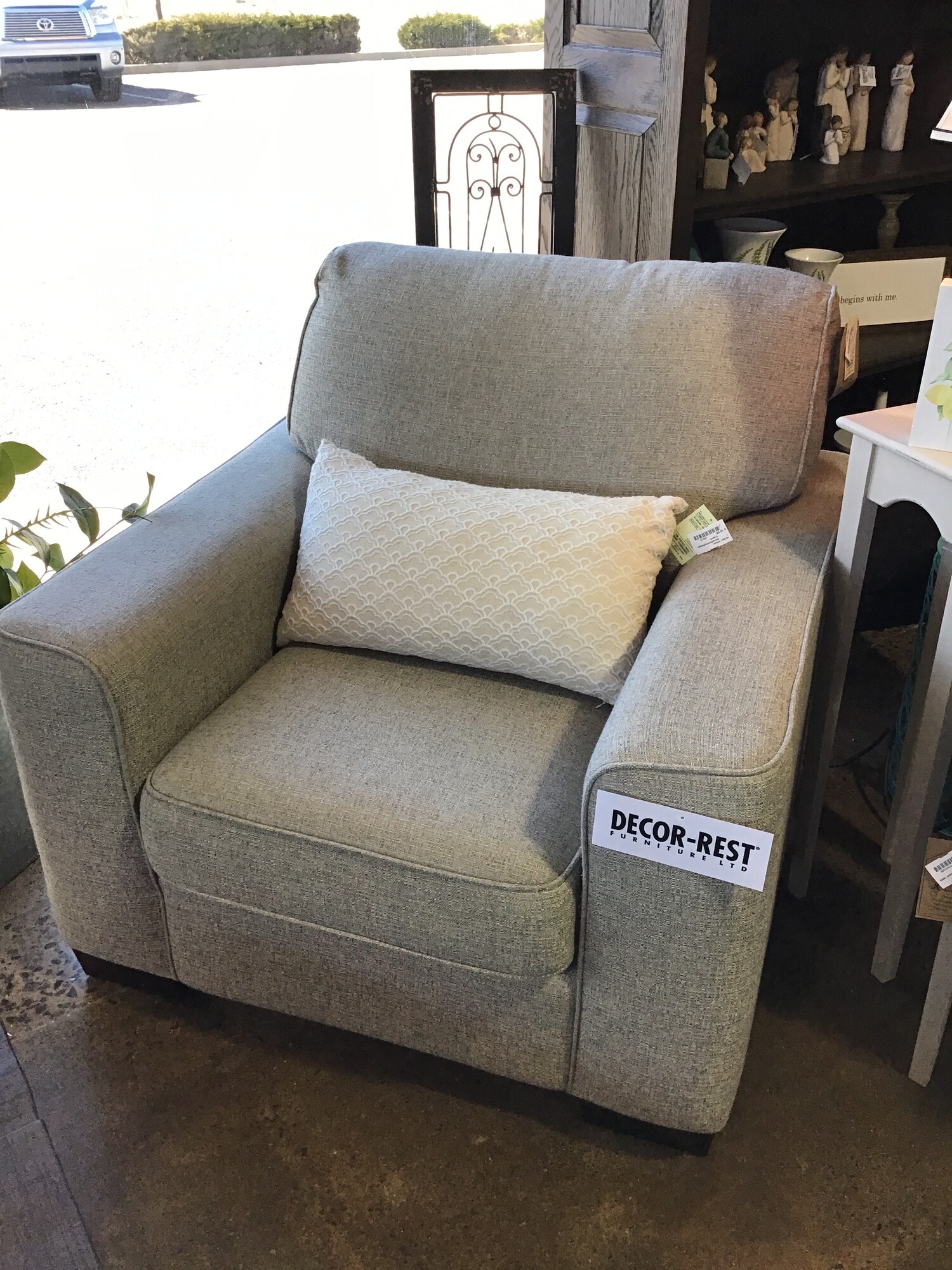 This beautiful neutral Chair is in excellent condition and very comfortable! It features a flippable seat cushion and stationary back cushion. The fabric is a gray/cream tweed. Great piece for your family room, game room, living room or bedroom..
Dimensions are 39 in x 39 in x 38 in