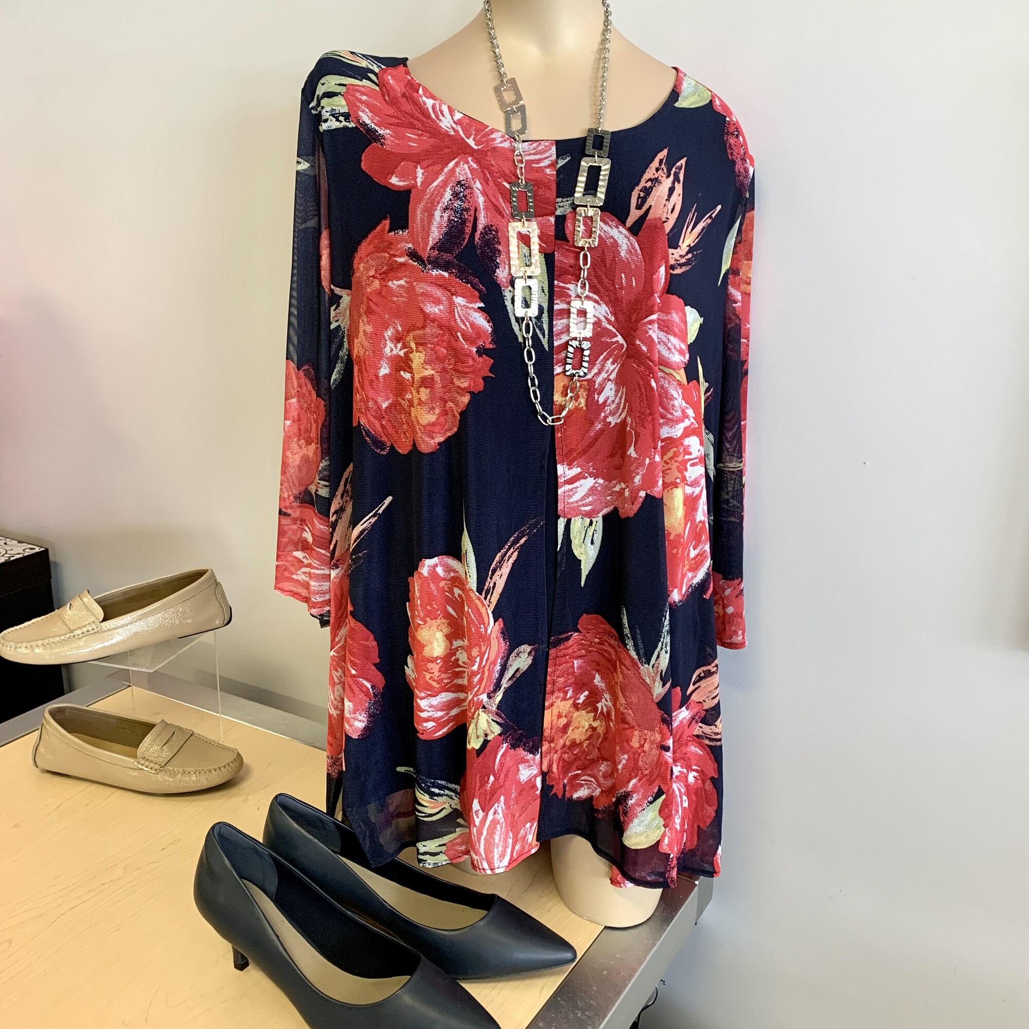 LAURA Top Layered,
Colour: Navy Red floral,
Size: XXXLarge,

Layered with splits in the top layer,
Sheer sleeves,
