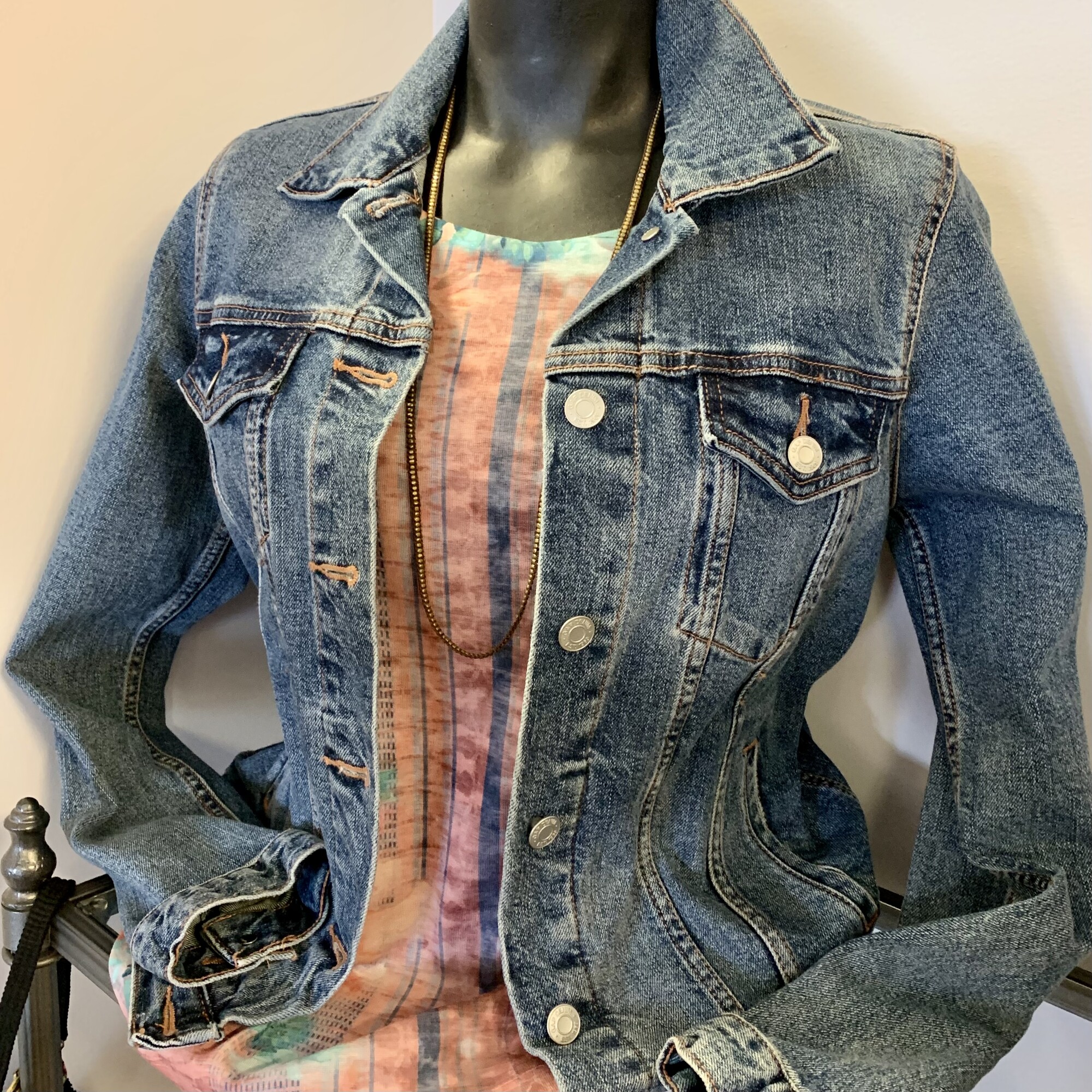 Gap Denim Jacket,
Colour: Blue,
Size: 8,

Please contact the store if you want this item shipped.