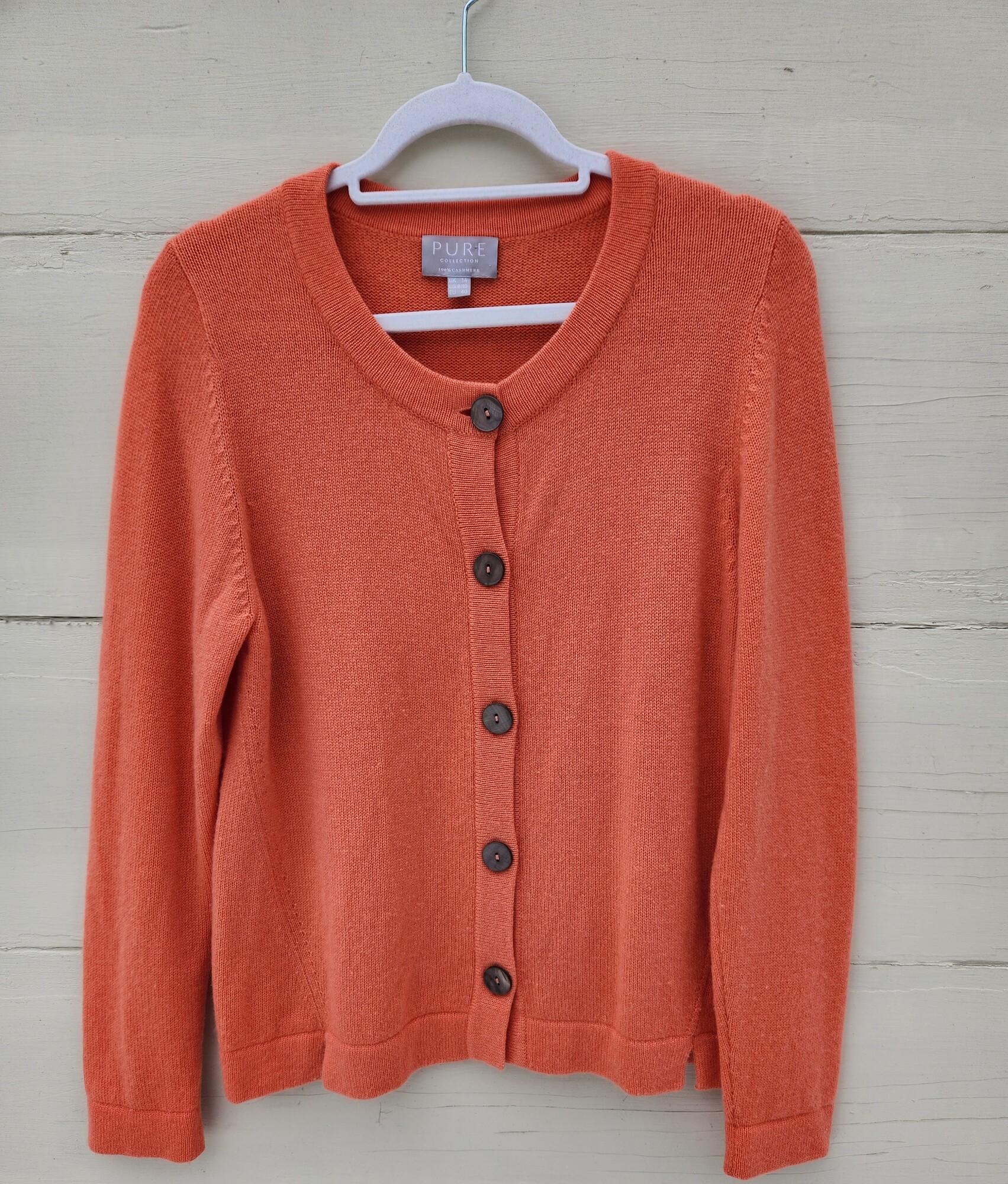 Pure Color Cashmere Tangerine Button Down Cardigan Size 8/10 US - 14 UK - EU 40
Pit to Pit 19 inches across
Pit down Sleeve 17.5 inches
Waist 18.5 inches across
down the back 23.5 inches
EUC
Retail $600