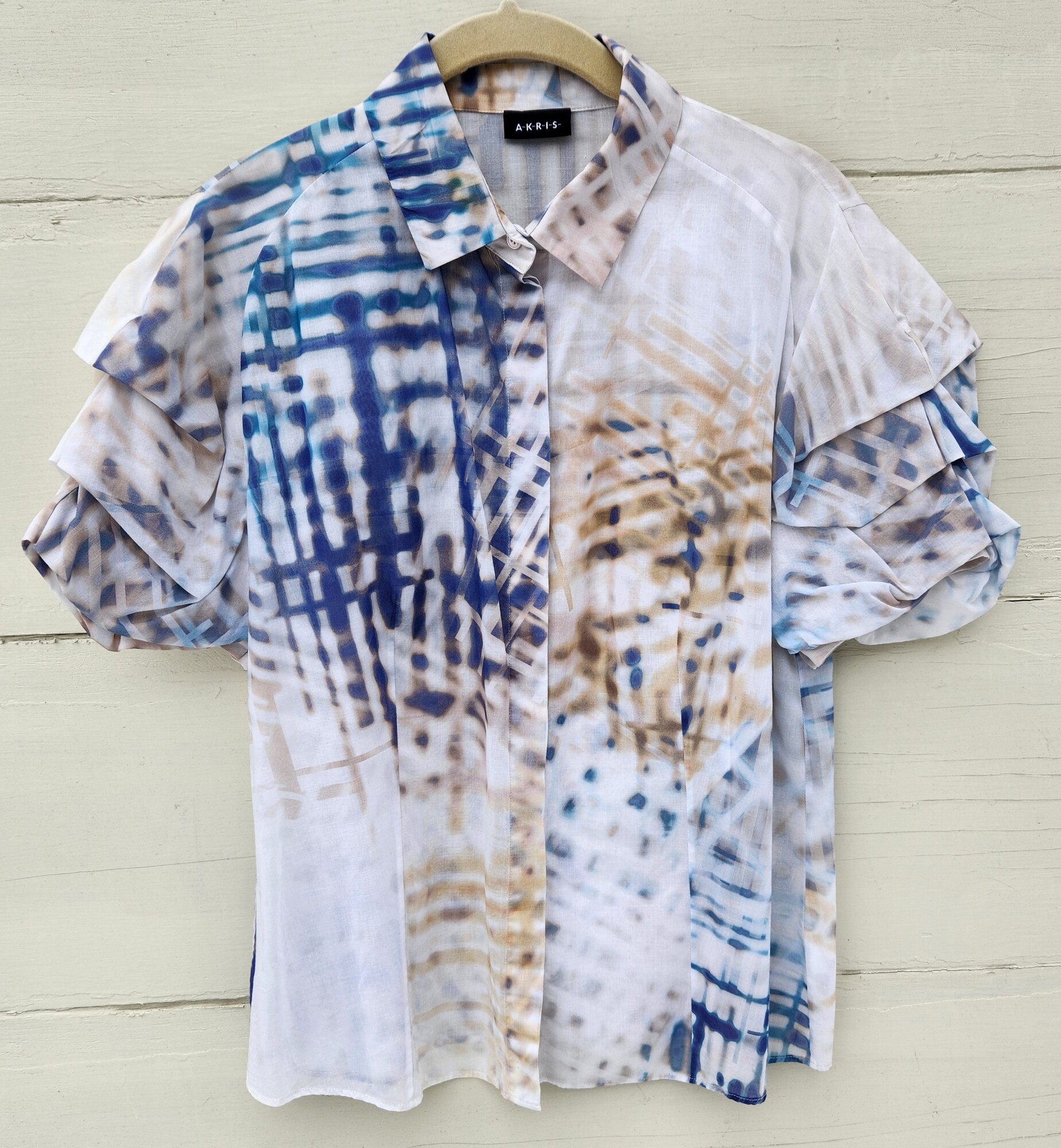 Akris Sheer Blouse Layered Short Sleeves Blouse Size 10 US
Off white cotton Blouse with Blue and Tan abstract design
Hidden front button down
Pit to Pit 20 inches
Pit down sleeve 4 inches
Waist 19.5 inches across
Down the back 25 inches
EUC
Retail $1200