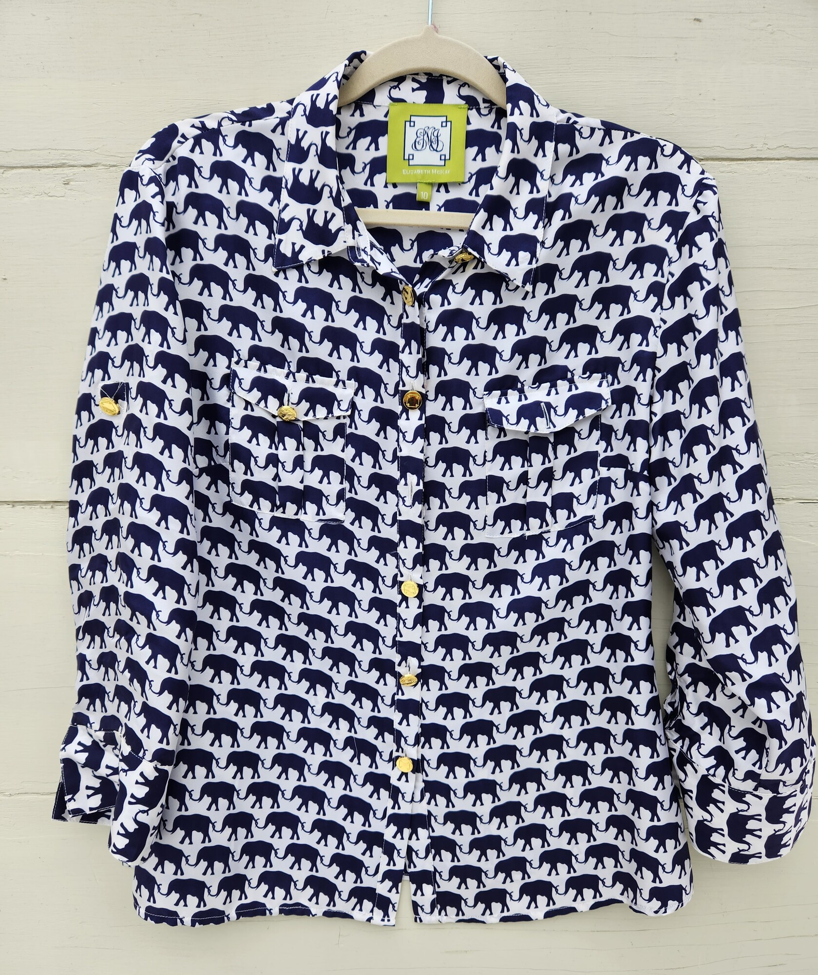 Elizabeth McKay Silk Navy Blouse Elephant motif size 10
Pit to Pit 20.5 inches across
Pit down sleeve 14.5 inches
Waist 18 inches across
Down the back 26 inches
Sleeves can be rolled up and buttoned, Sides have 3 inch slits allowing it to be worn un-tucked
Missing top Button at the neck
EUC