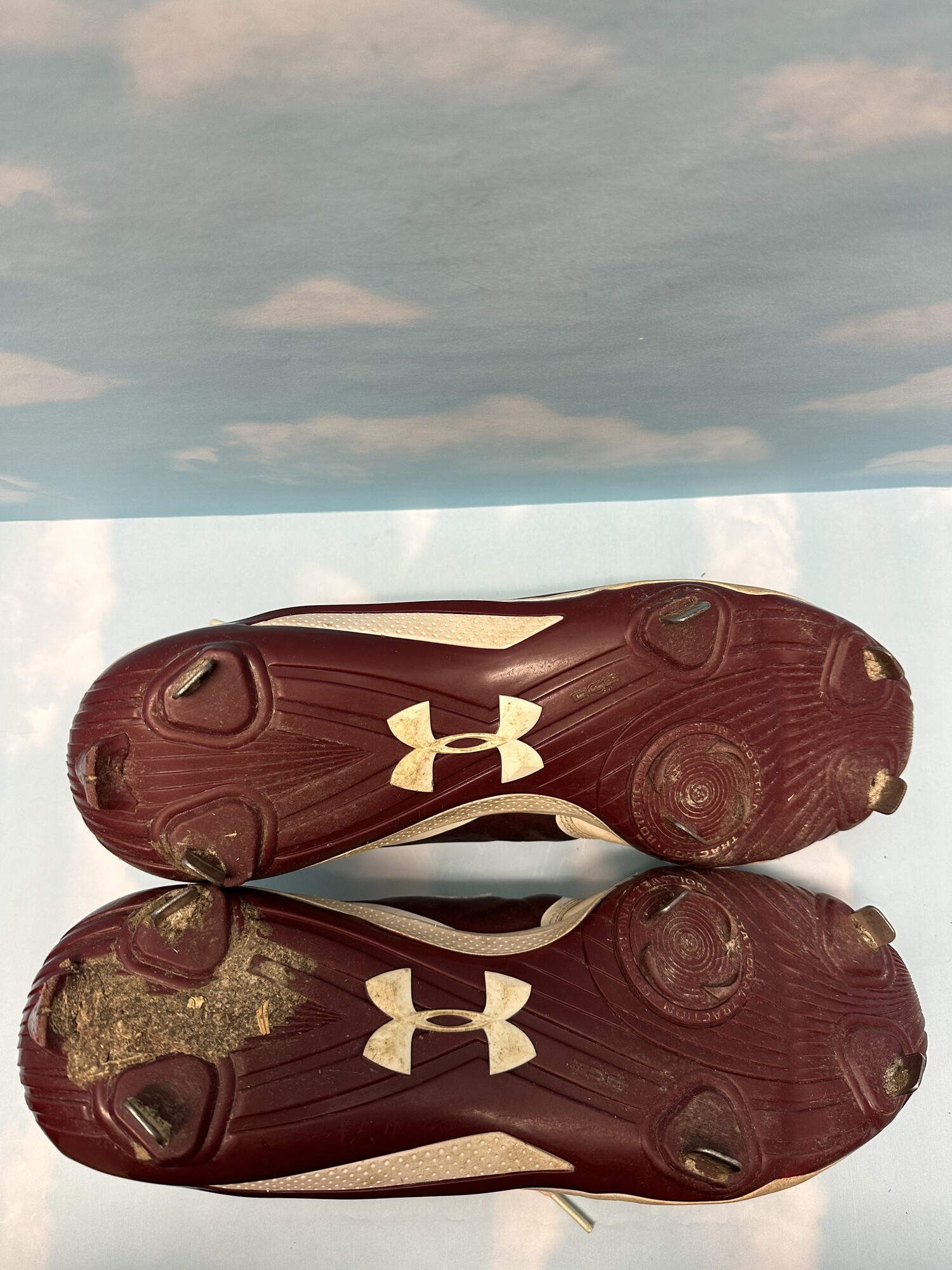 Maroon under armour baseball cleats hotsell